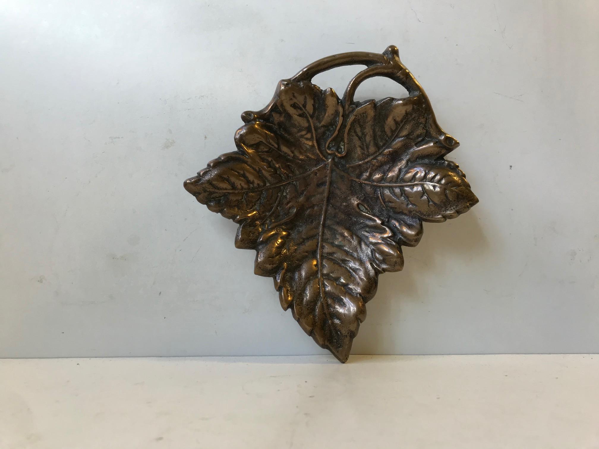 Bronze Plat à feuilles sculpté Art déco en bronze:: années 1930 en vente
