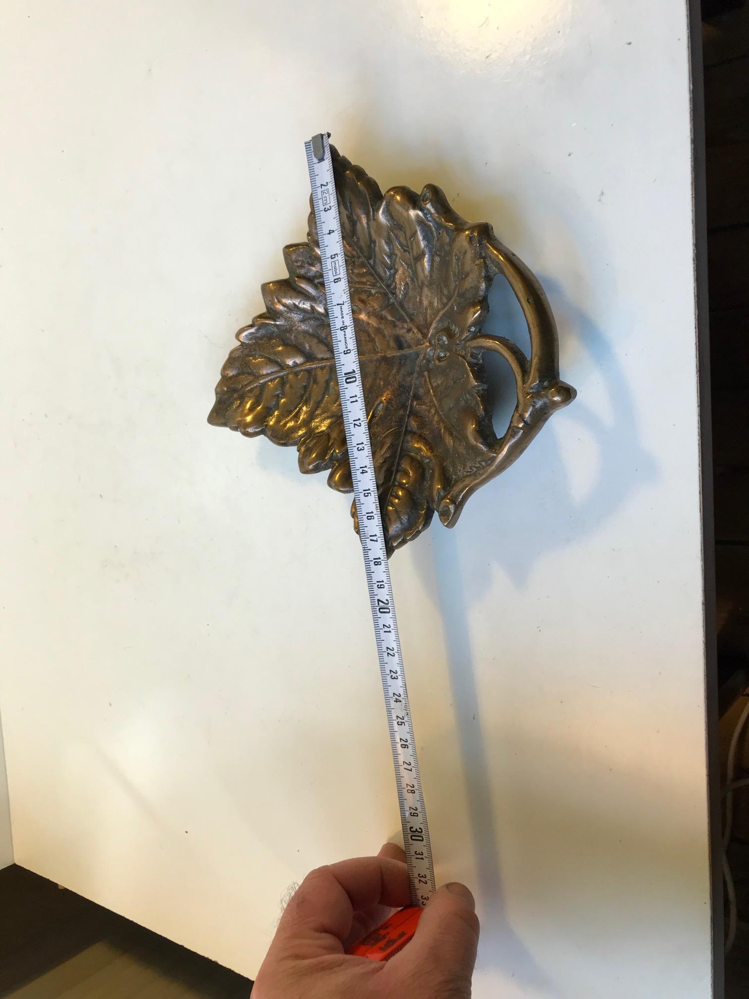 Sculpted Art Deco Leaf Dish in Bronze, 1930s For Sale 3