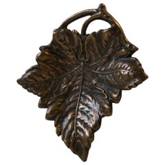 Vintage Sculpted Art Deco Leaf Dish in Bronze, 1930s