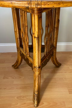 Mesa auxiliar de bambú esculpido con tablero decorado a mano