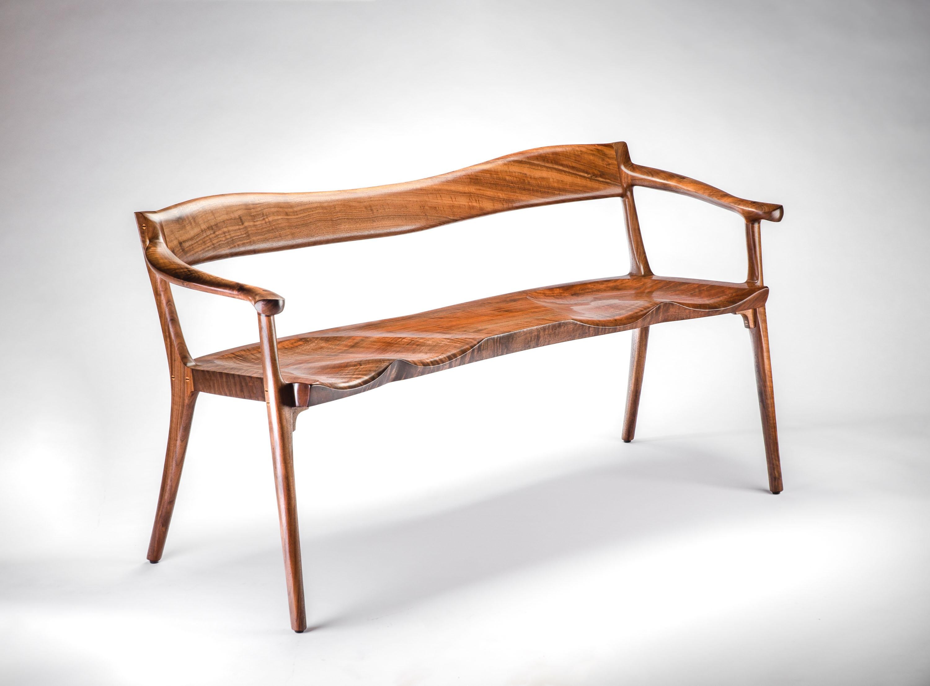 Mid-Century Modern Banc sculpté en noyer Claro par Erickson Woodworking en vente
