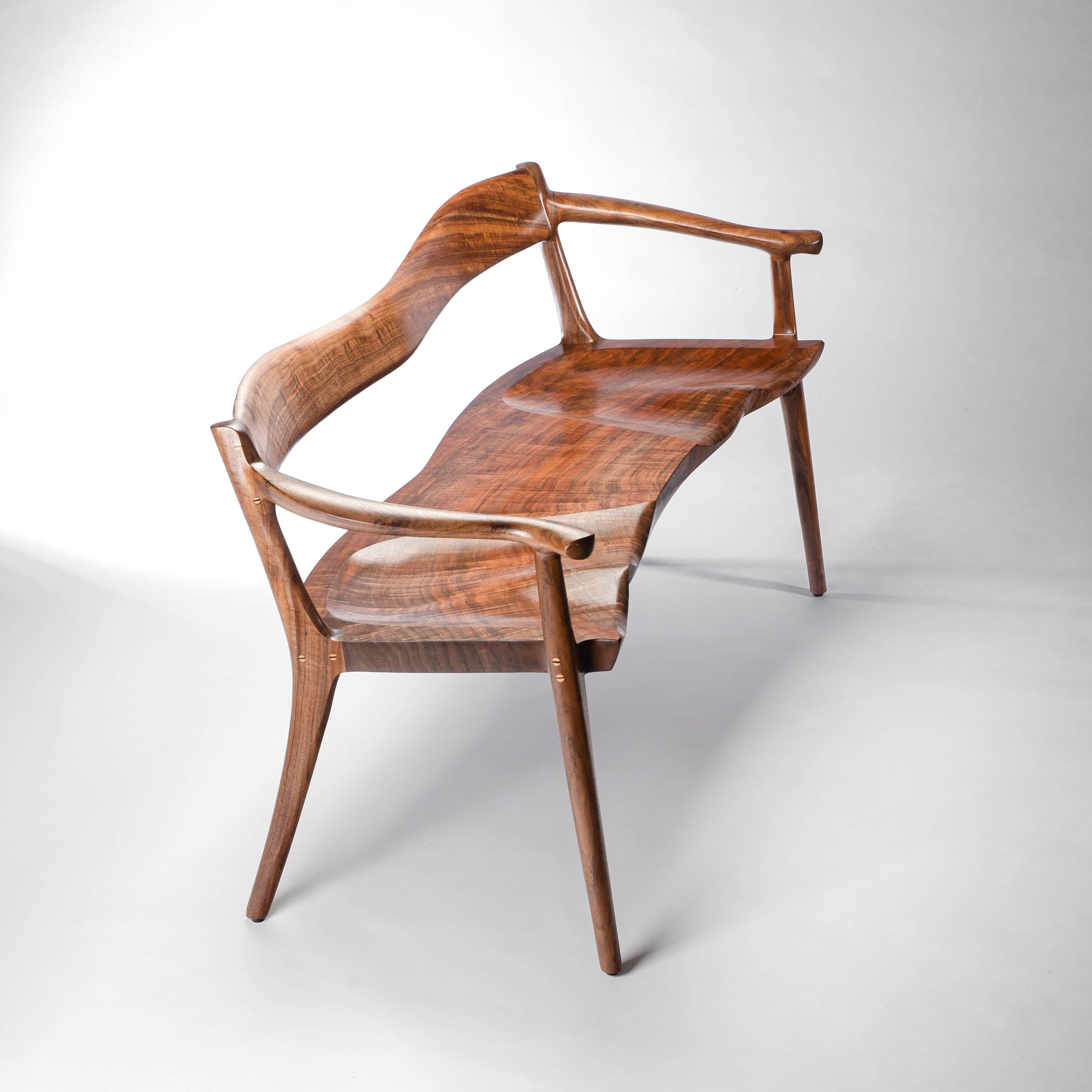 Américain Banc sculpté en noyer Claro par Erickson Woodworking en vente