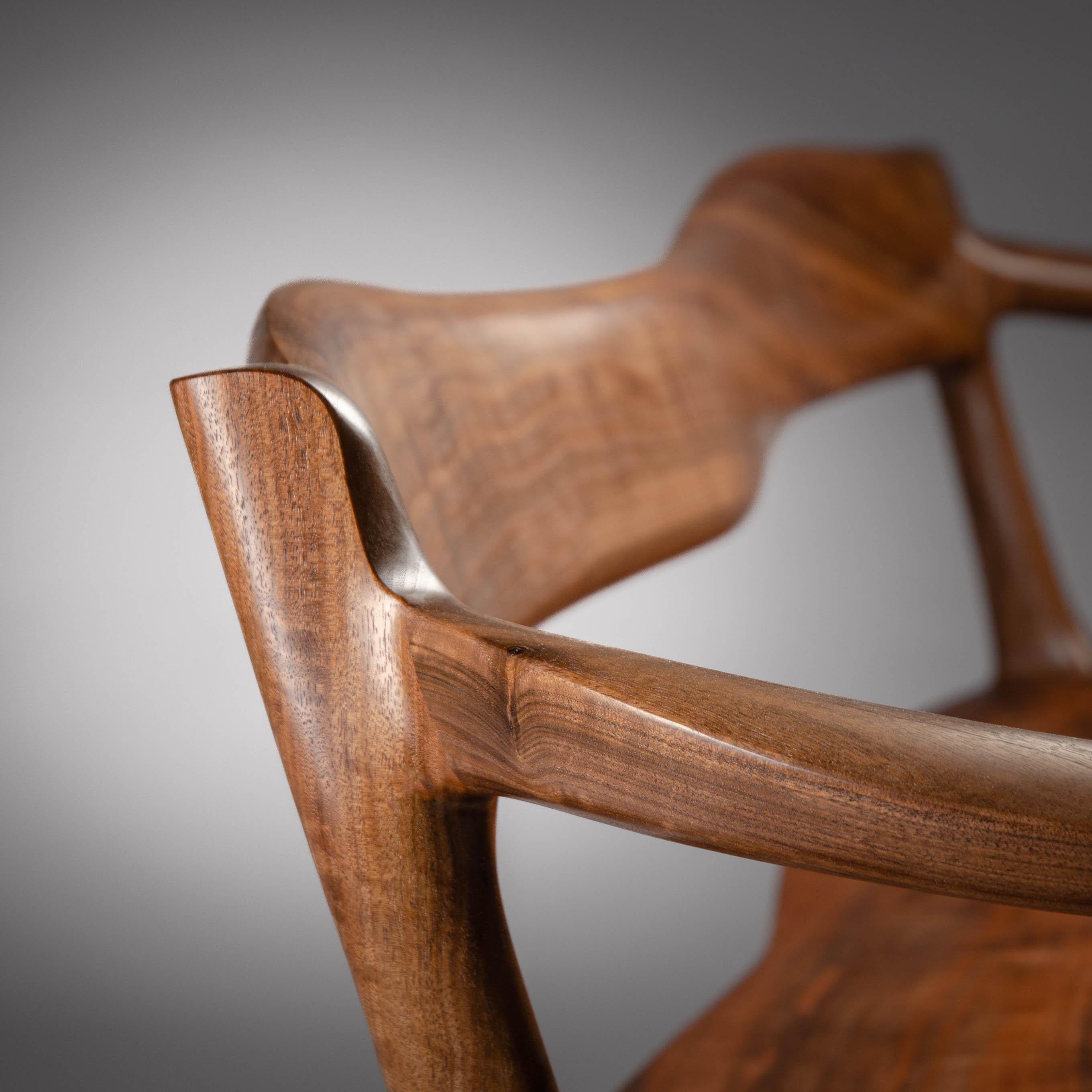 Sculpté à la main Banc sculpté en noyer Claro par Erickson Woodworking en vente