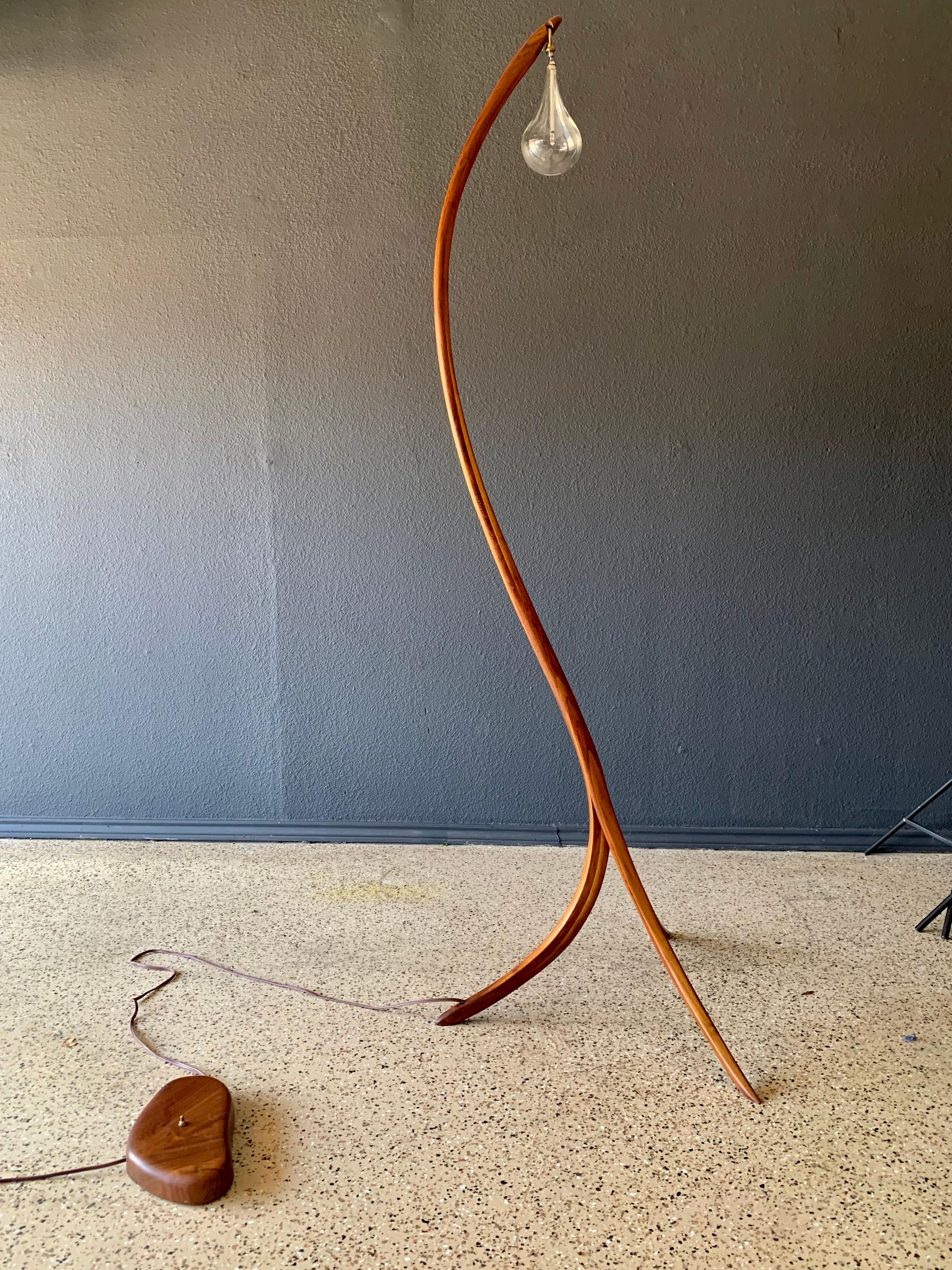 Organico moderno Lampada da terra Sculpted Bent Wood di Micheal Wilson in vendita