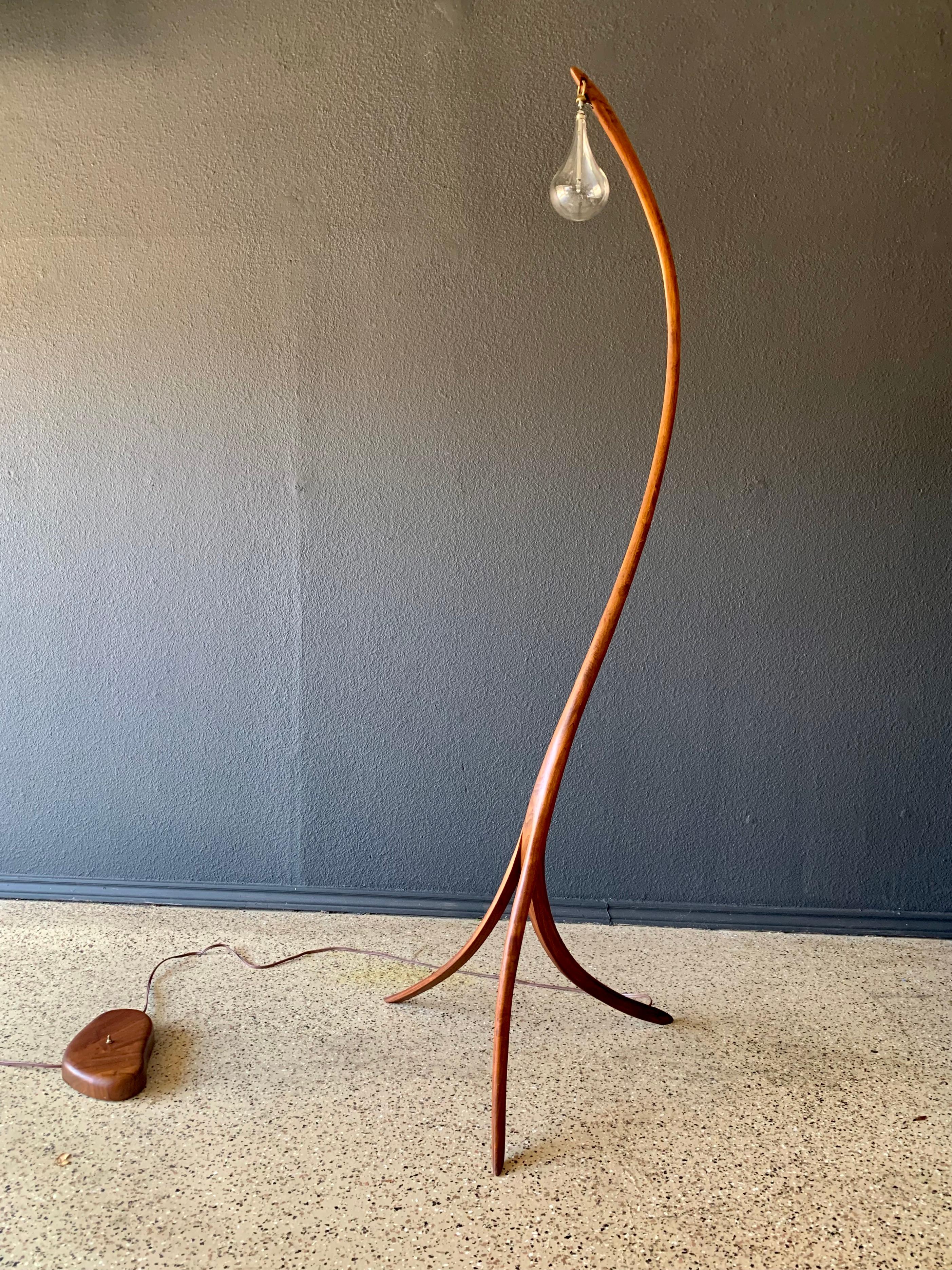 Americano Lampada da terra Sculpted Bent Wood di Micheal Wilson in vendita