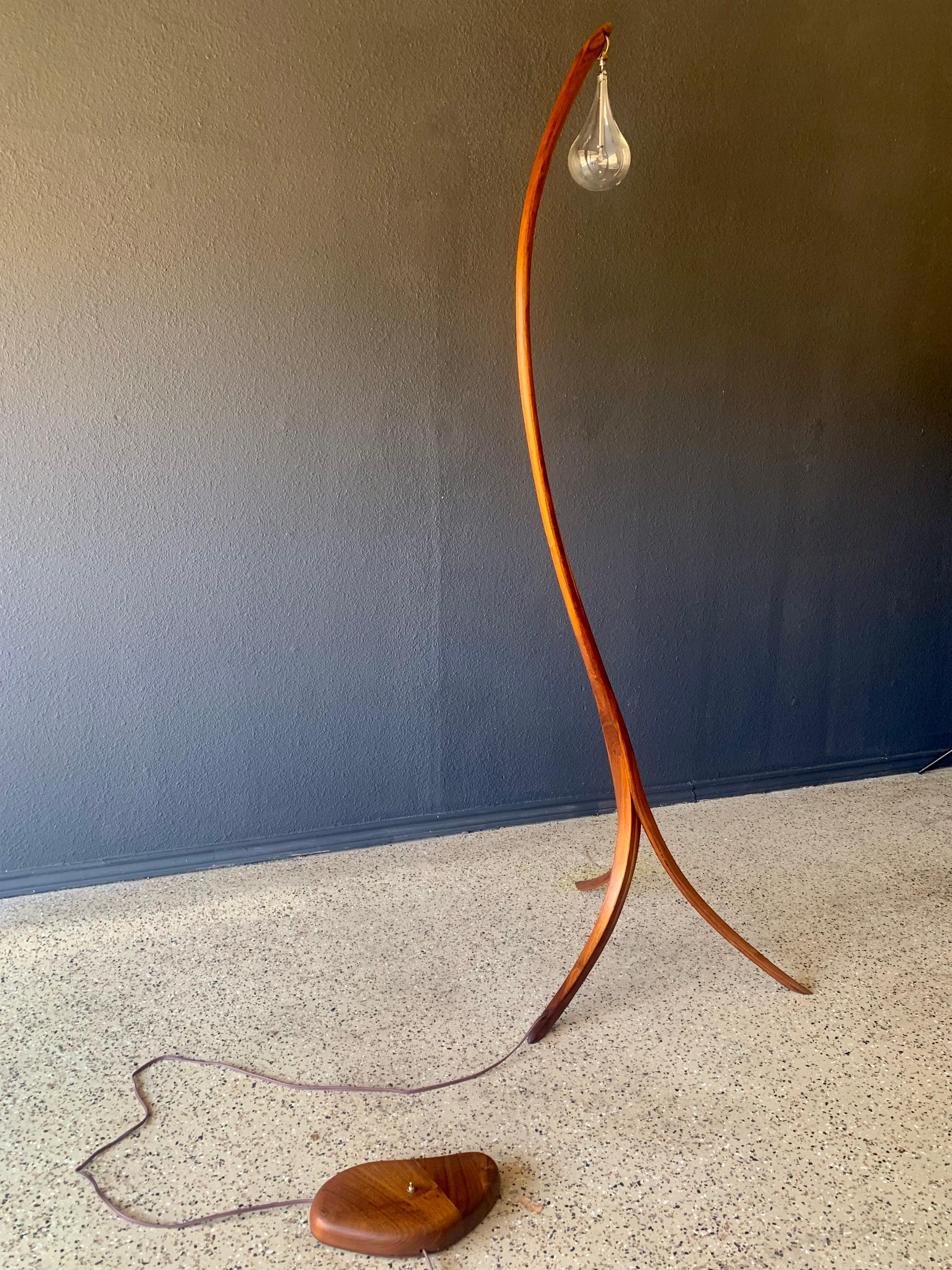Vetro Lampada da terra Sculpted Bent Wood di Micheal Wilson in vendita