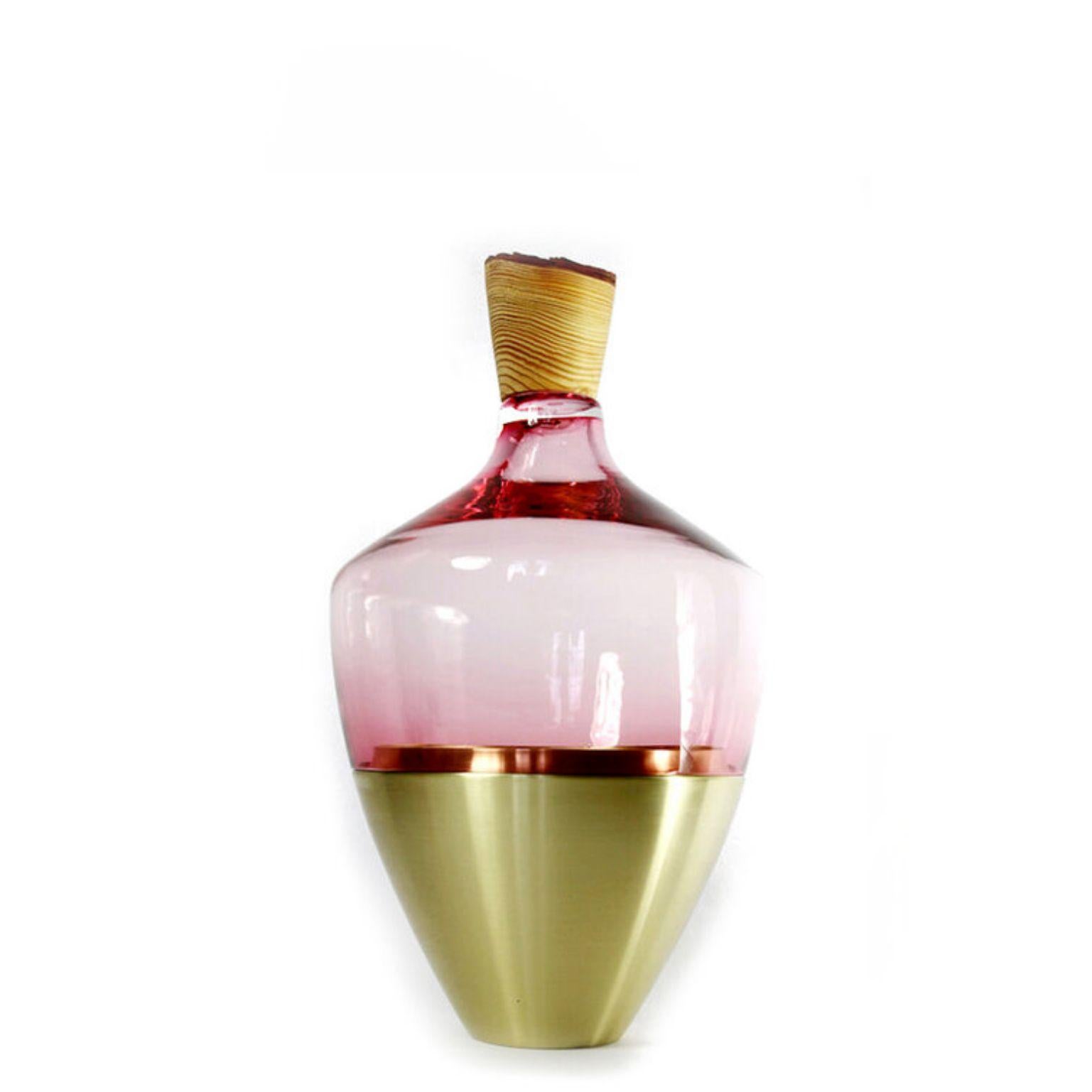 Vase aus mundgeblasenem Glas und Messing - Pia Wüstenberg
Abmessungen: Höhe 55 x Durchmesser 30cm
Dieses Sortiment, das sowohl rau als auch raffiniert ist, spielt mit den vielfältigen Metamorphosen, die Glas als Material bietet. Das Glas wird