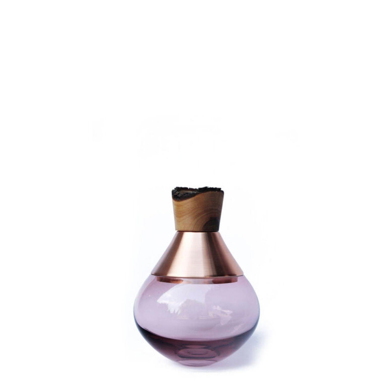 Organico moderno Piccolo vaso d'India scolpito in vetro soffiato e ottone, Pia Wüstenberg in vendita