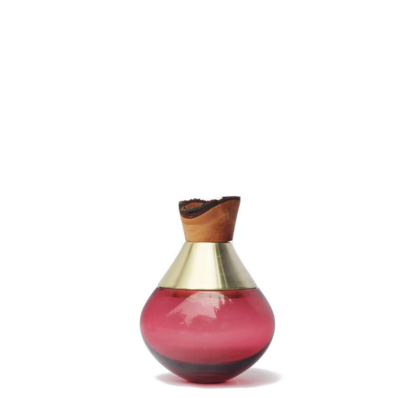 Vase aus mundgeblasenem Glas und Messing, Pia Wüstenberg im Zustand „Neu“ im Angebot in Geneve, CH