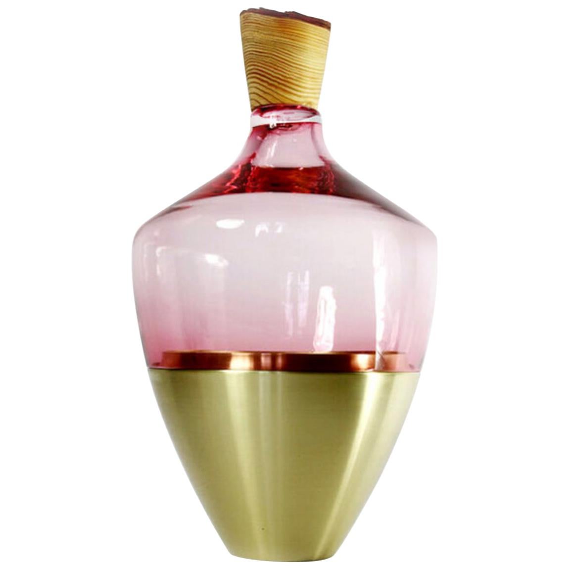 Vase aus mundgeblasenem Glas und Messing, Pia Wüstenberg im Angebot