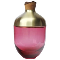 Vase aus mundgeblasenem Glas und Messing, Pia Wüstenberg