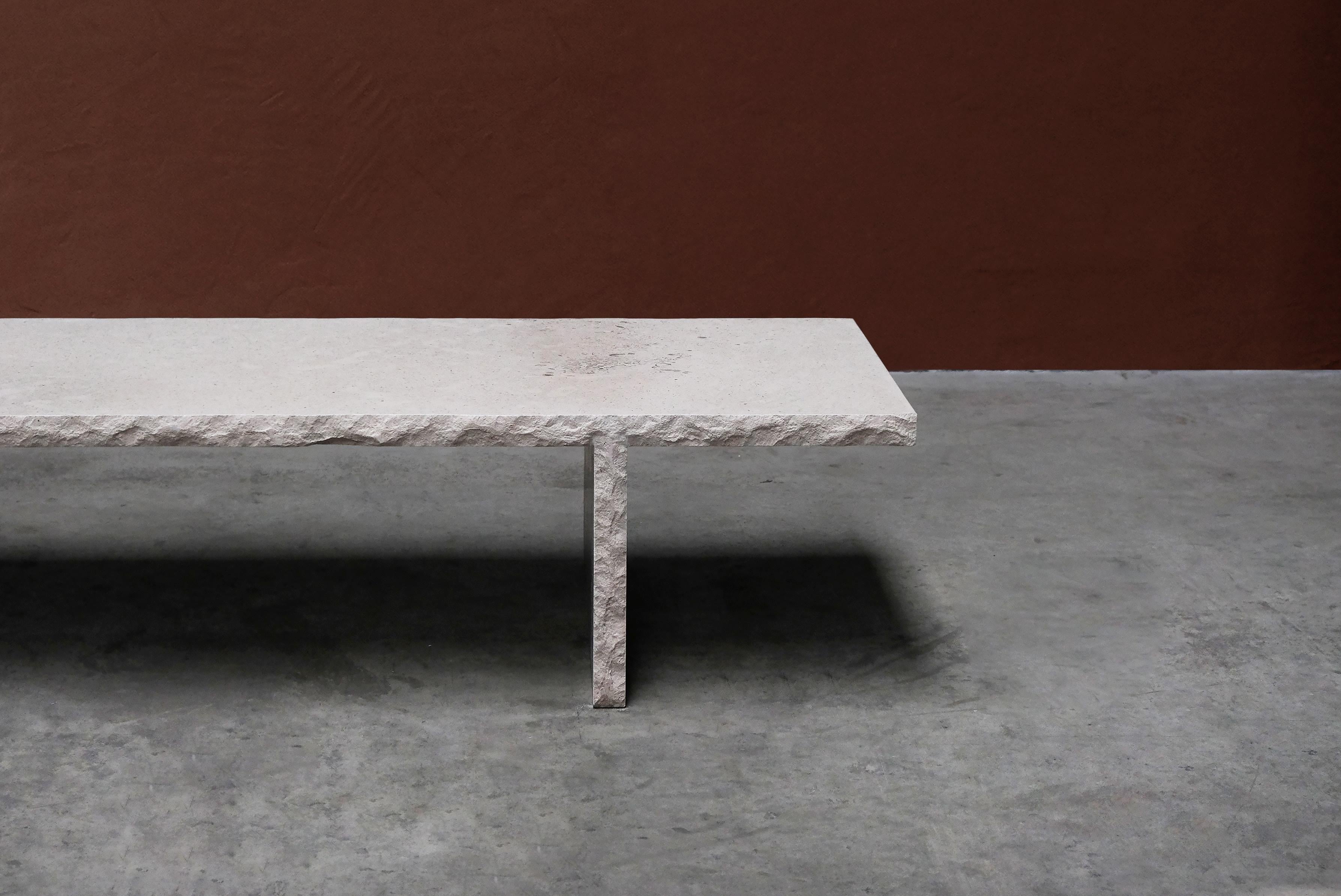 Table basse en pierre bourgogne sculptée, Fruste de Frederic Saulou en vente 5