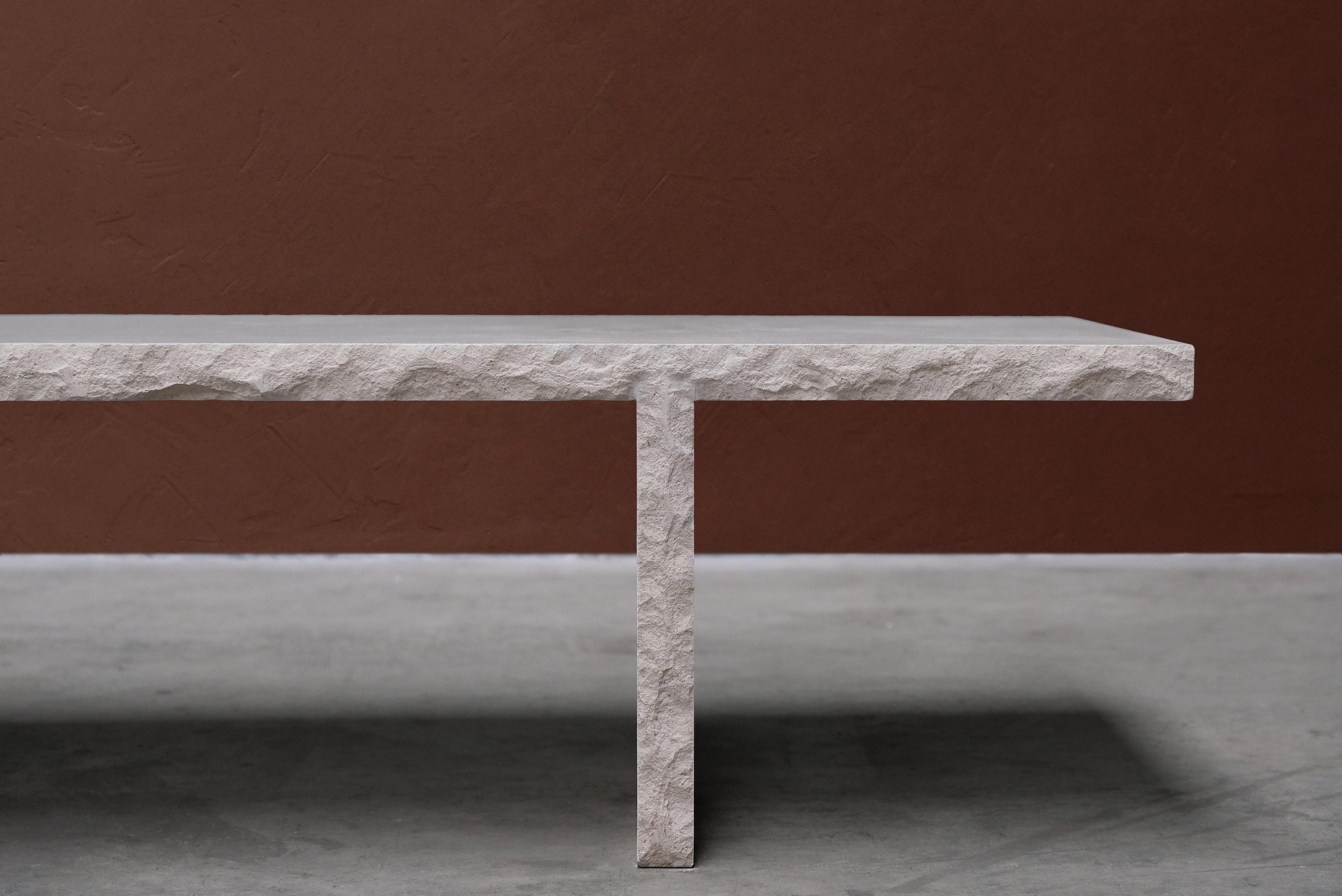 Table basse en pierre bourgogne sculptée, Fruste de Frederic Saulou en vente 1