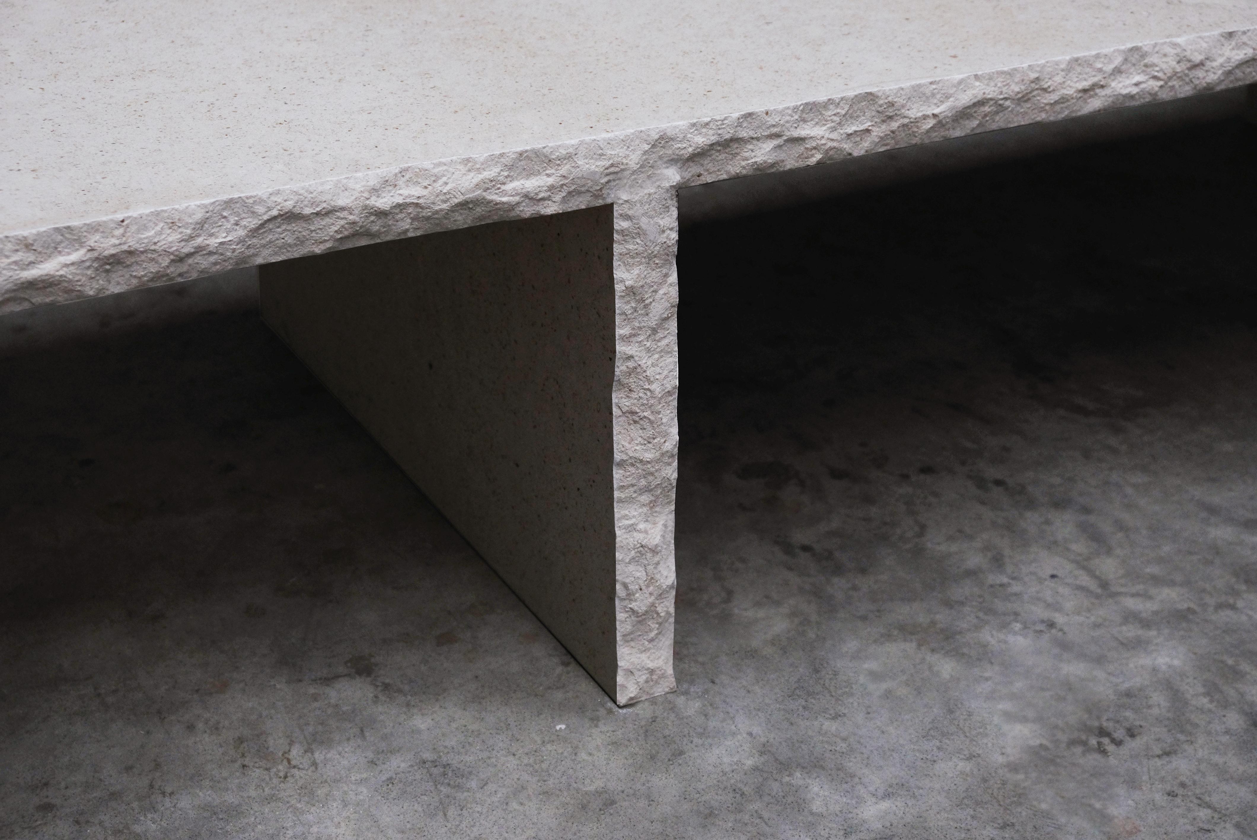Table basse en pierre bourgogne sculptée, Fruste de Frederic Saulou en vente 2