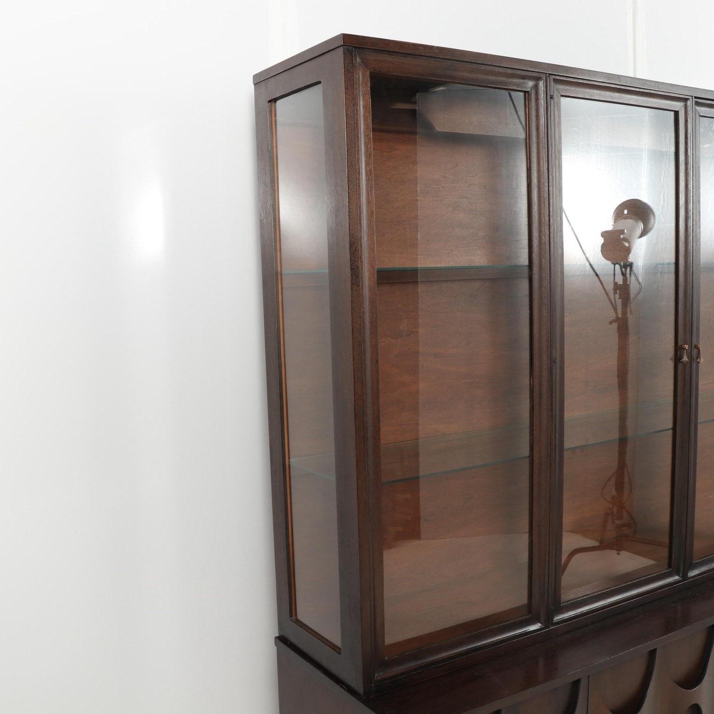 Sculpted Brasilia Walnut Credenza by Broyhill with Detachable China Hutch In Good Condition In Dallas, TX