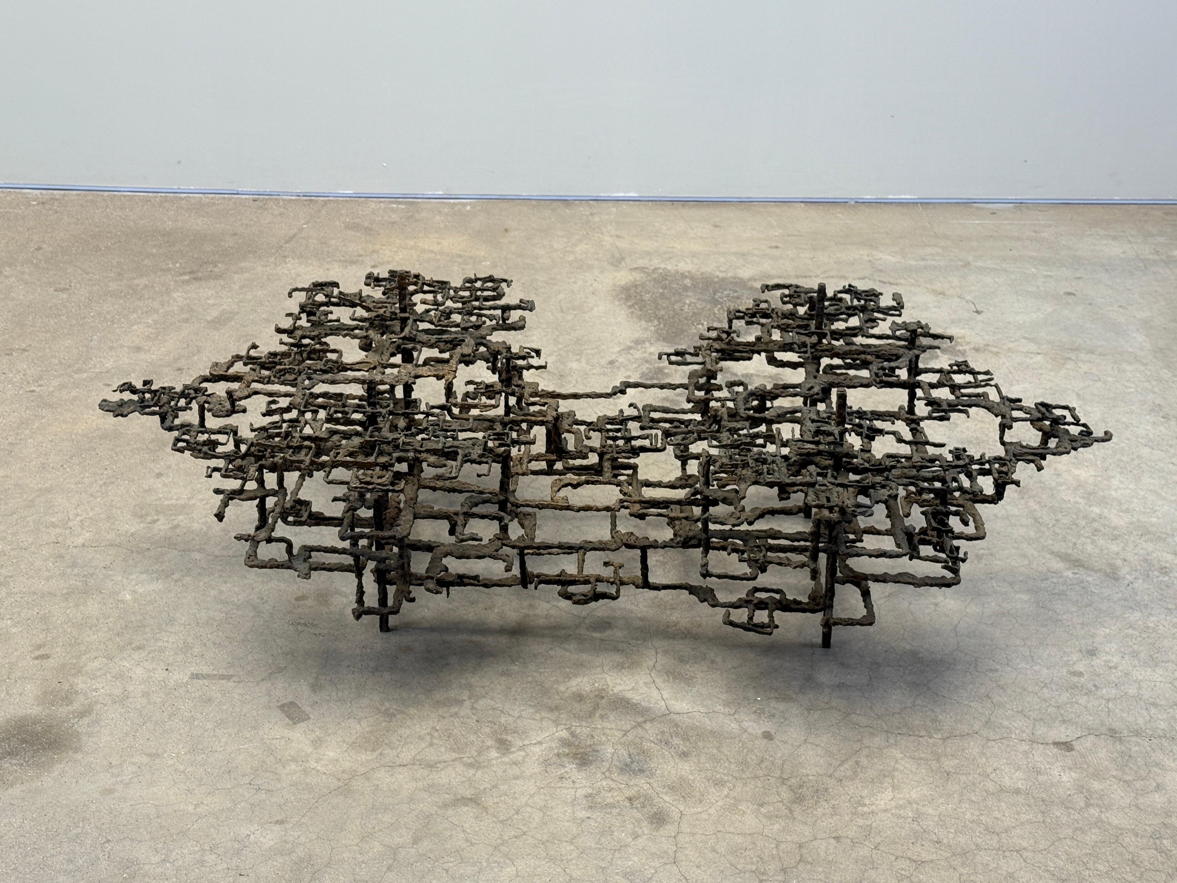 Table basse en bronze sculpté par Daniel Gluck en vente 5