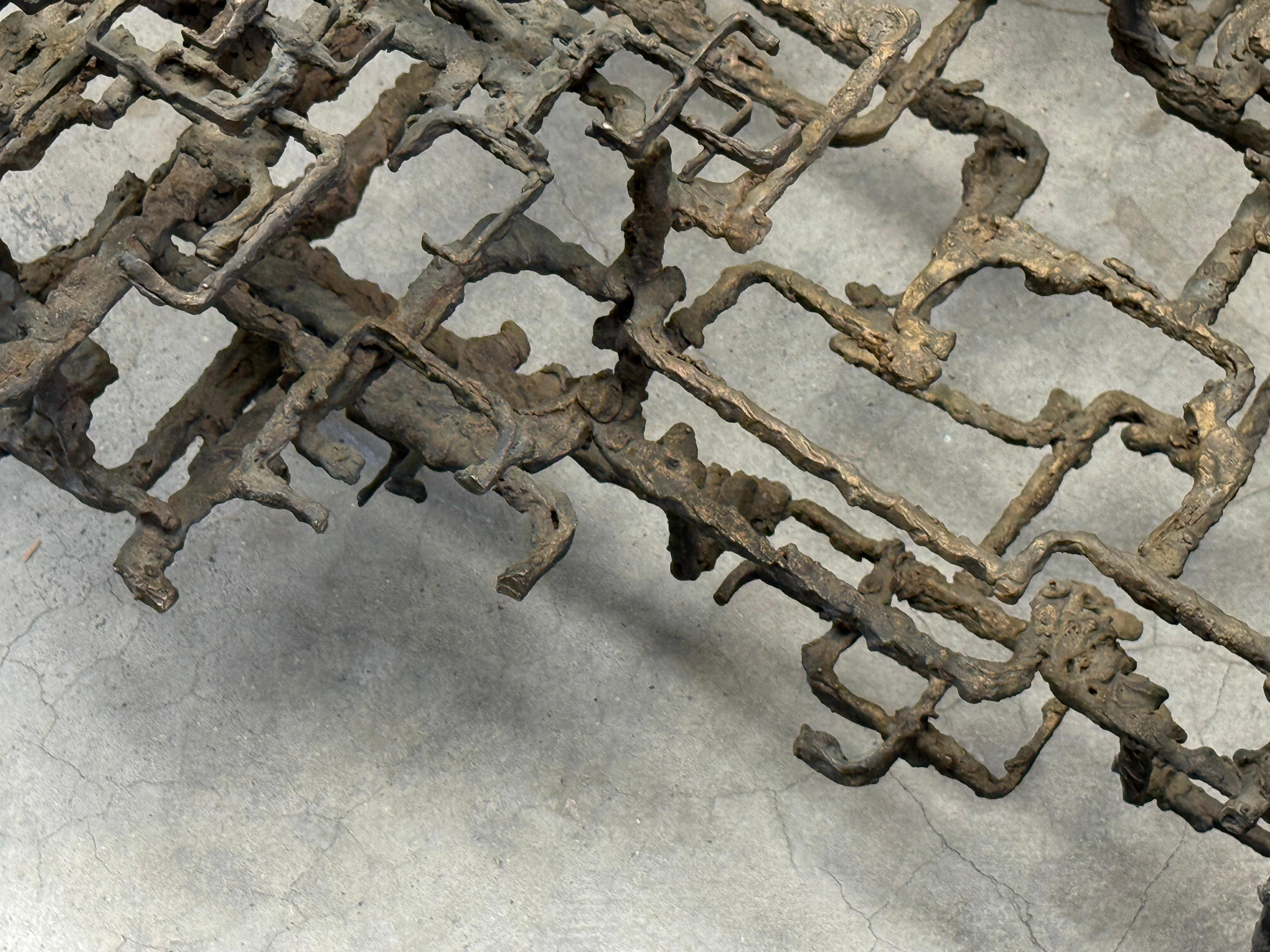 Table basse en bronze sculpté par Daniel Gluck en vente 7