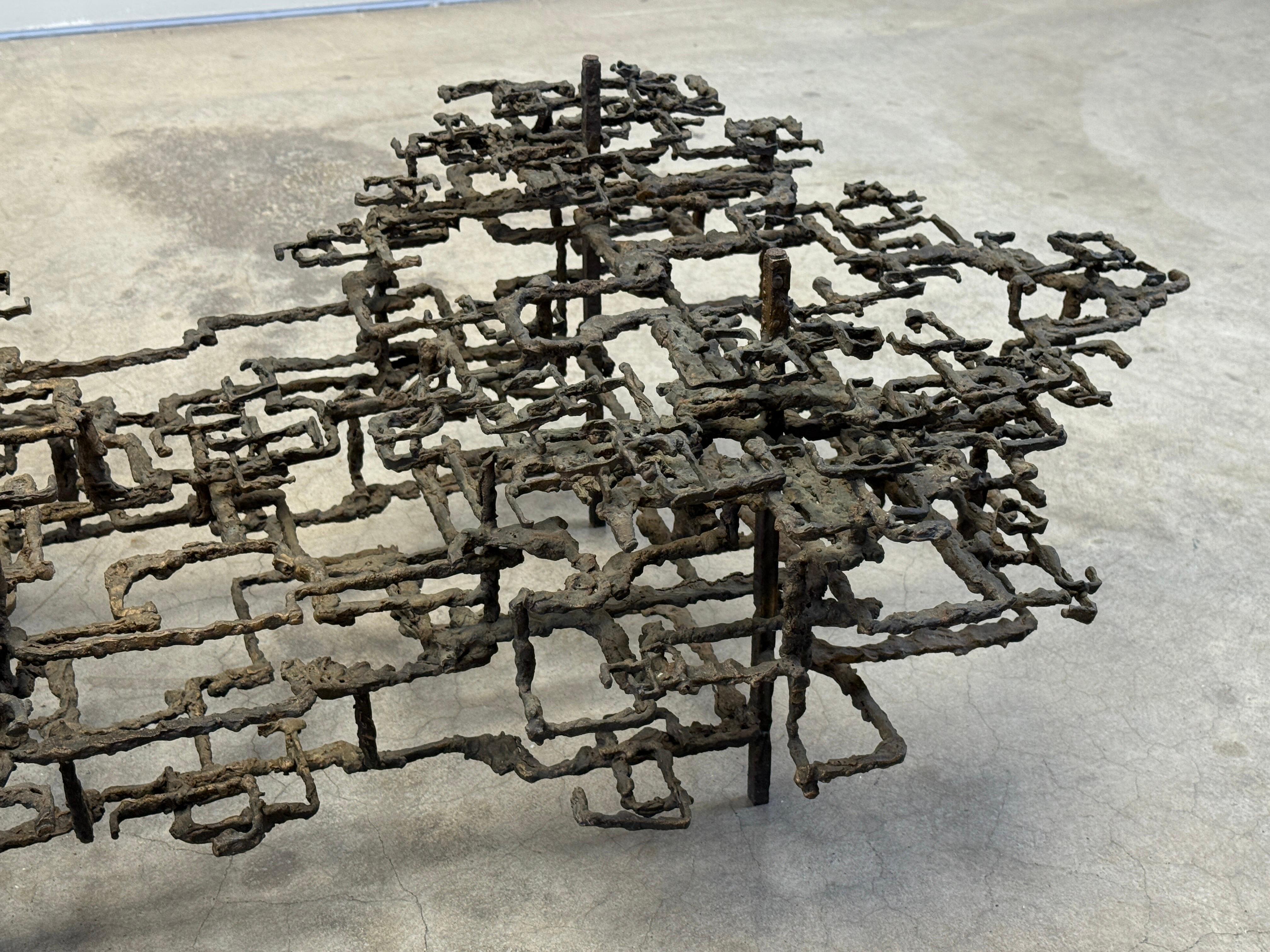 Table basse en bronze sculpté par Daniel Gluck en vente 8