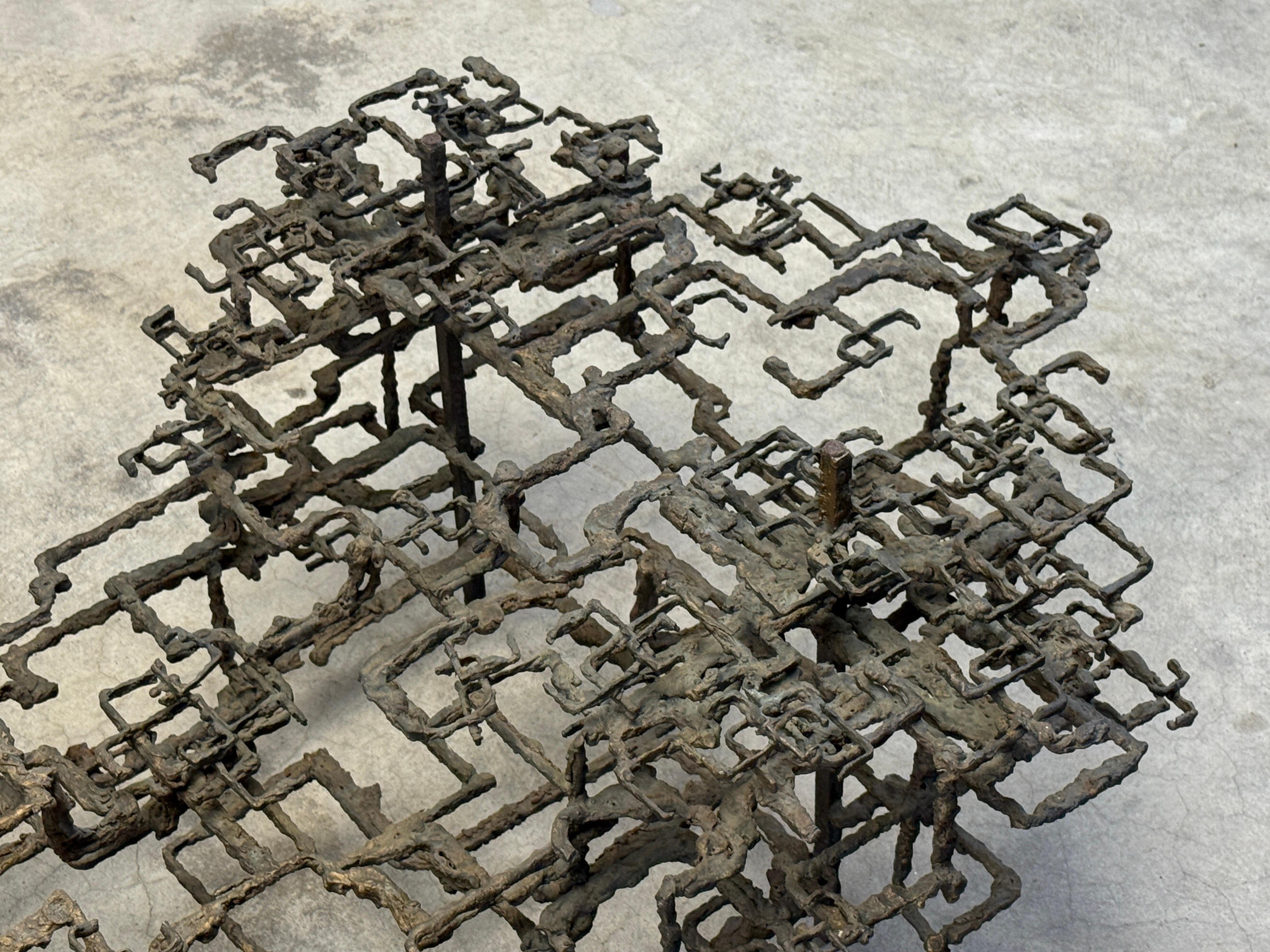 Table basse en bronze sculpté par Daniel Gluck en vente 9