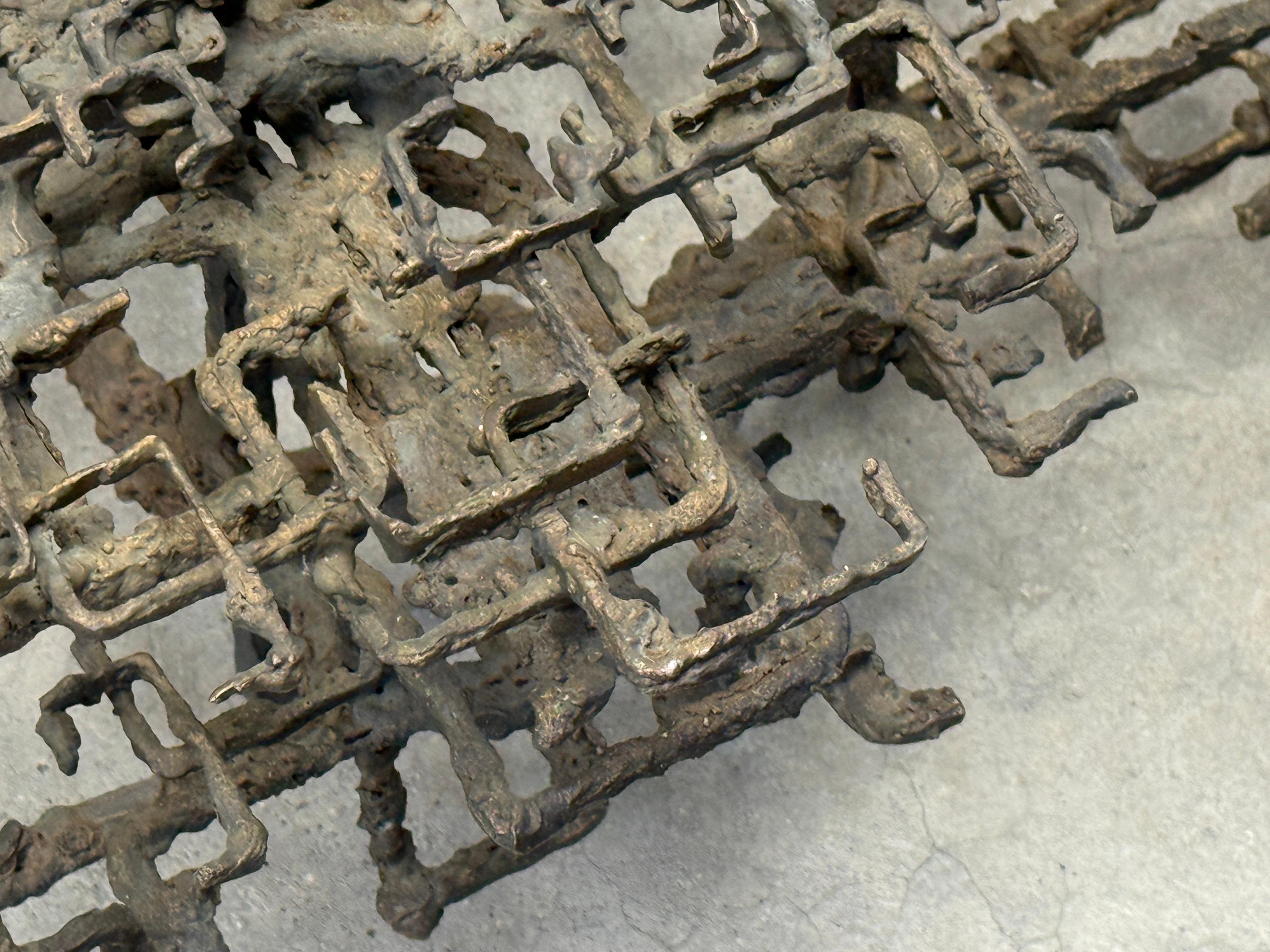 Table basse en bronze sculpté par Daniel Gluck en vente 10