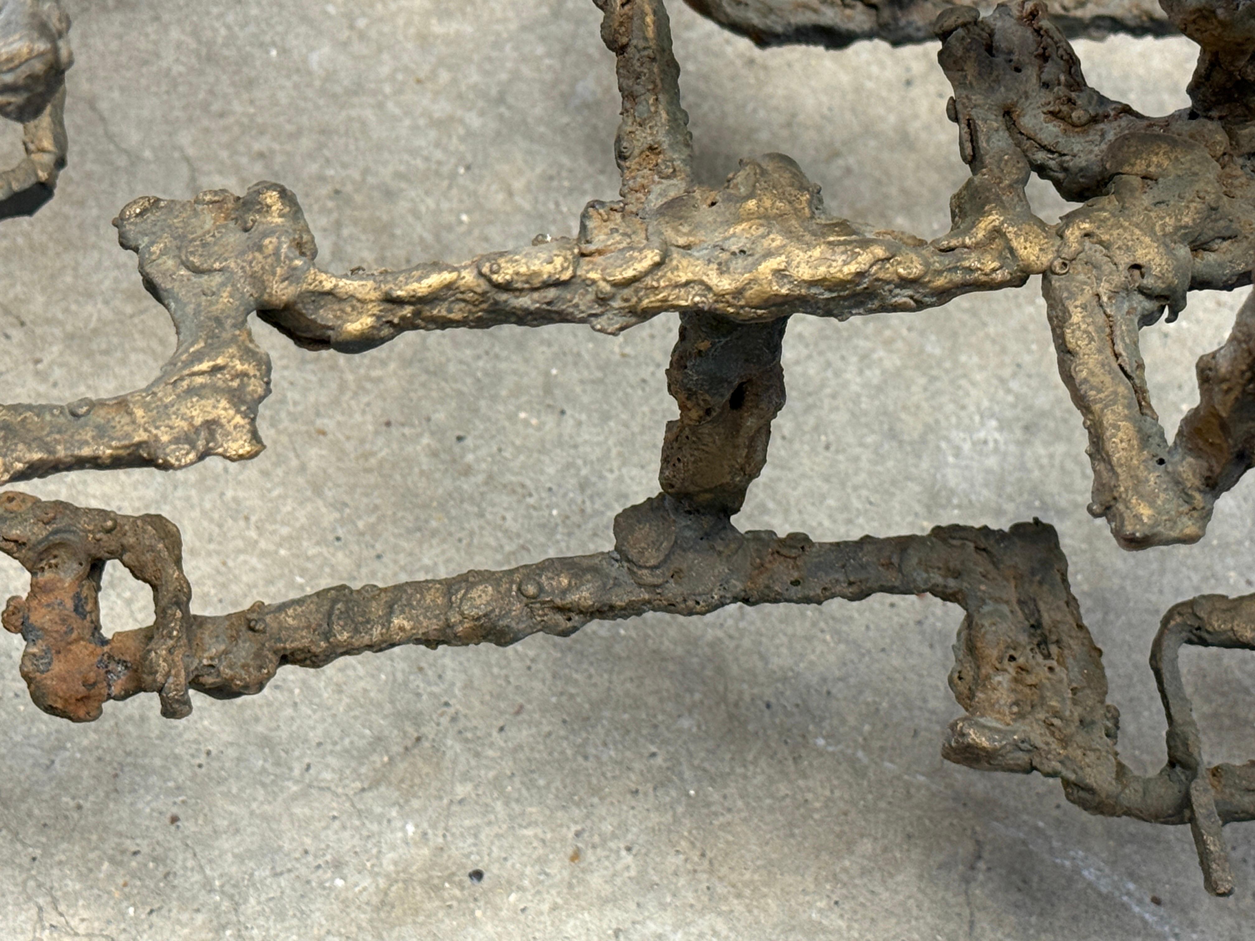 Table basse en bronze sculpté par Daniel Gluck en vente 11