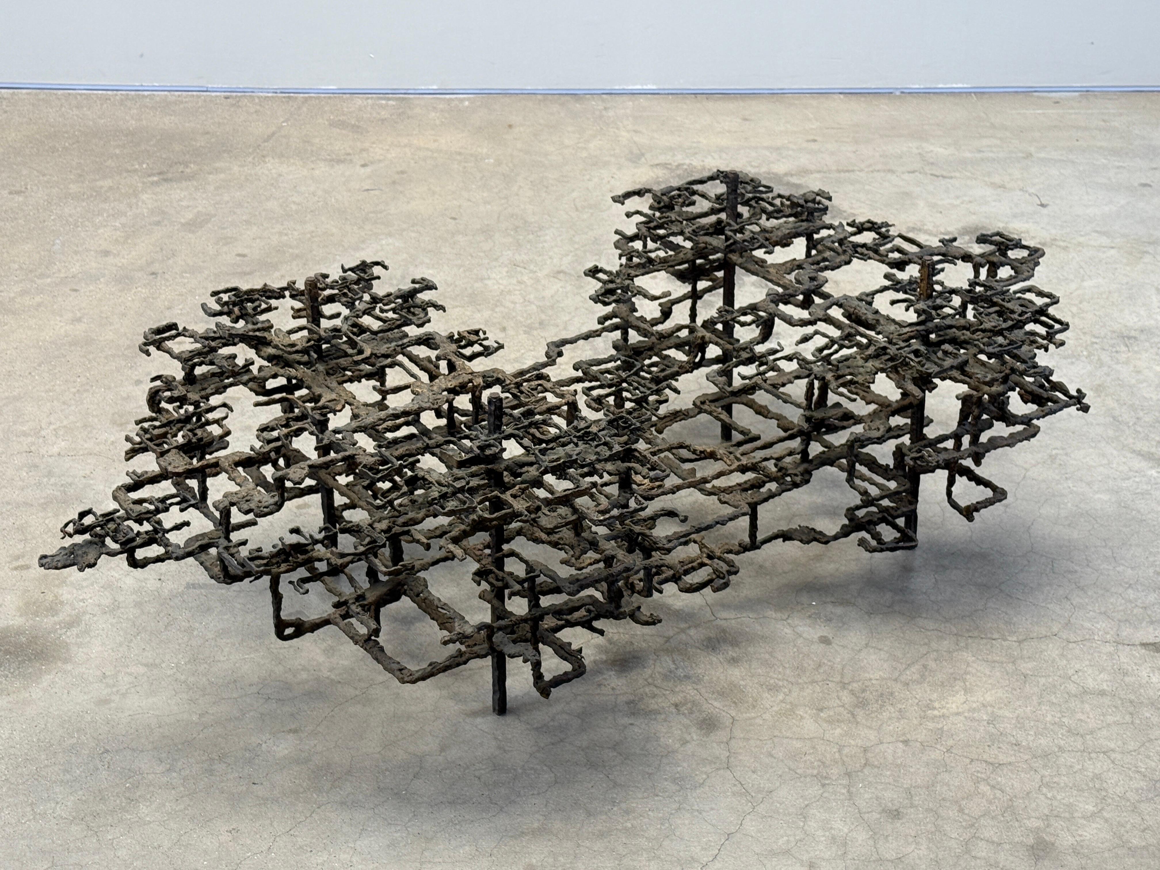 Table basse en bronze sculpté par Daniel Gluck en vente 13