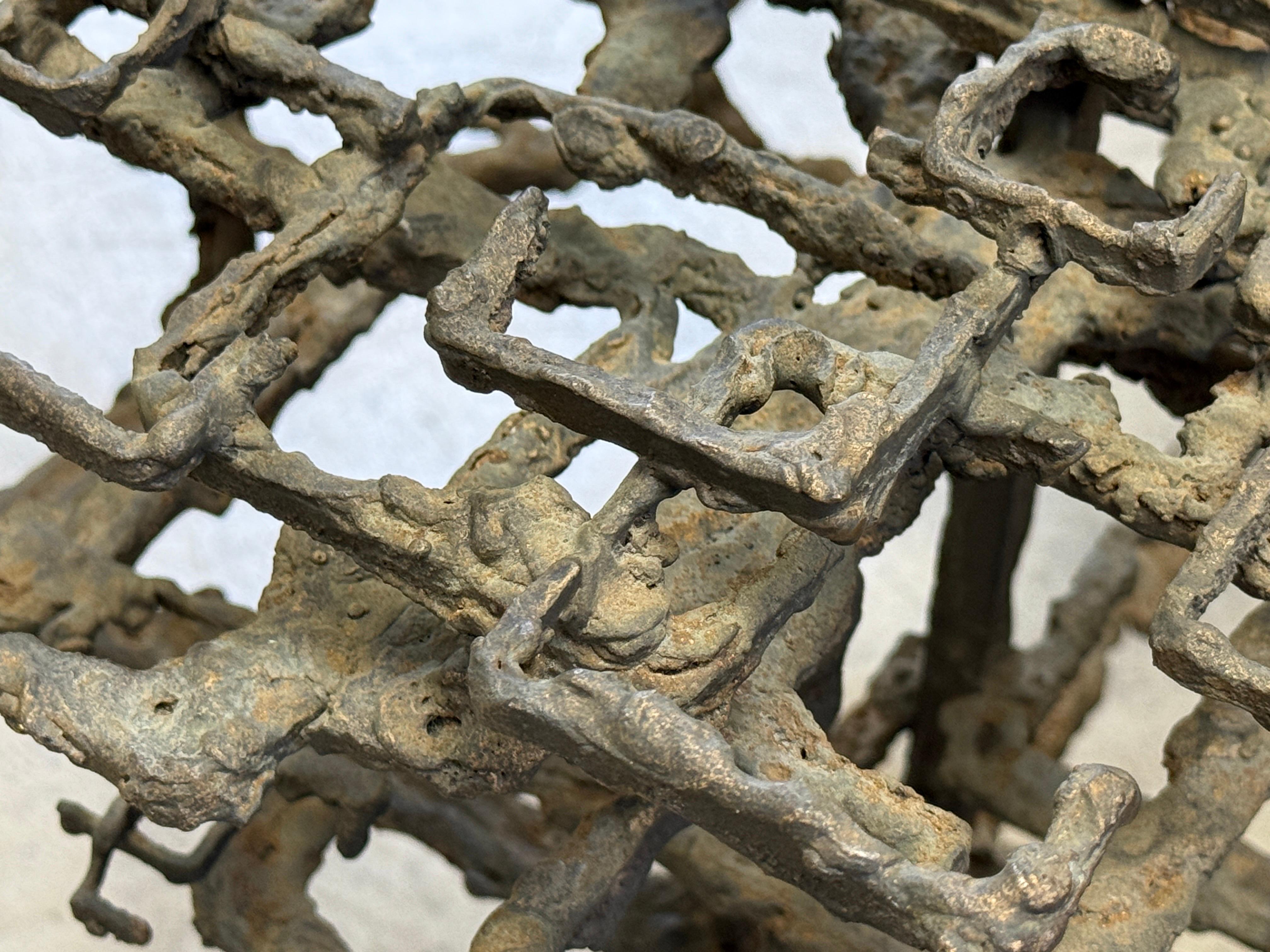 Table basse en bronze sculpté par Daniel Gluck en vente 14