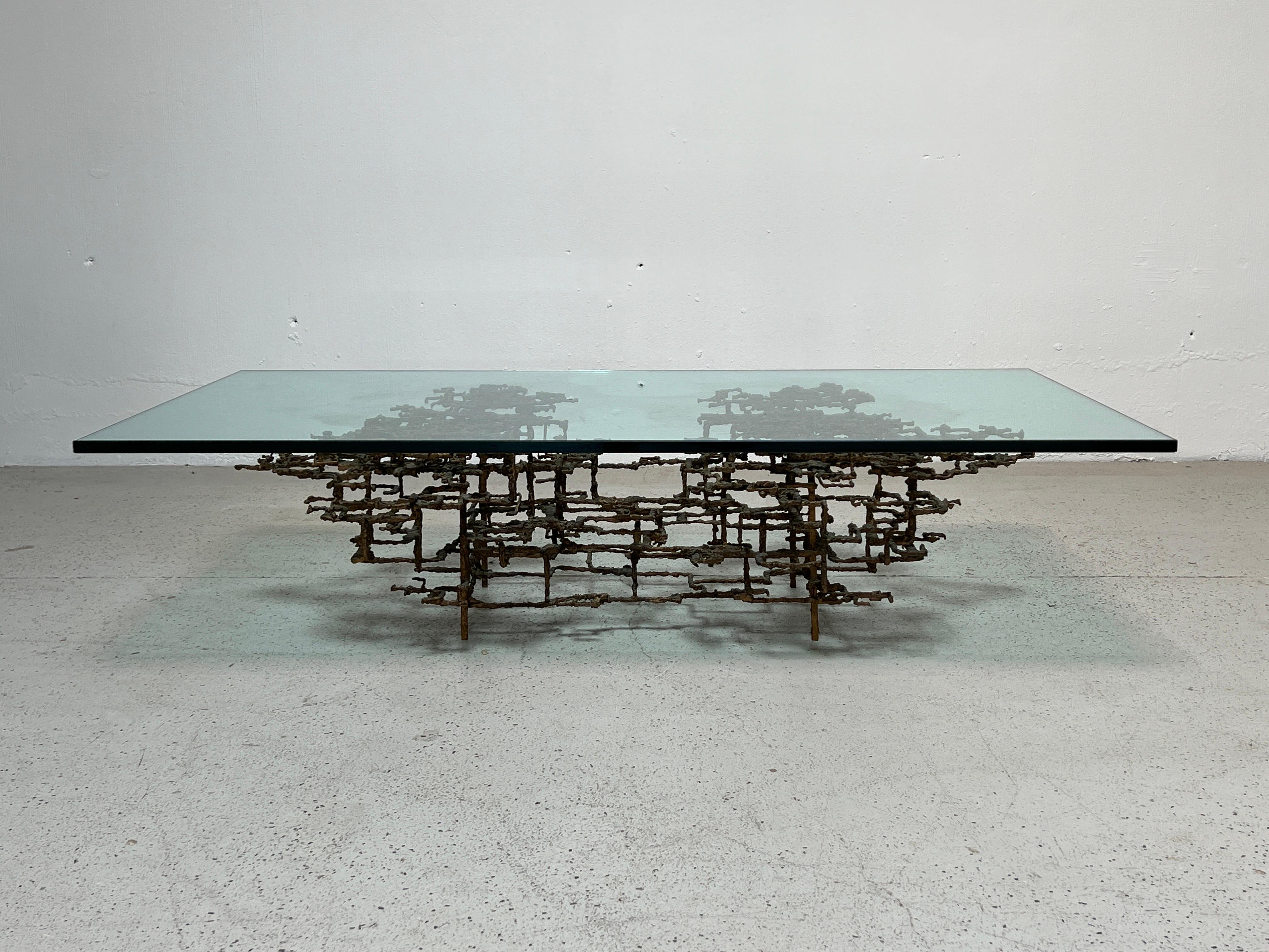Une table basse brutaliste en bronze sculpté par Daniel Gluck.