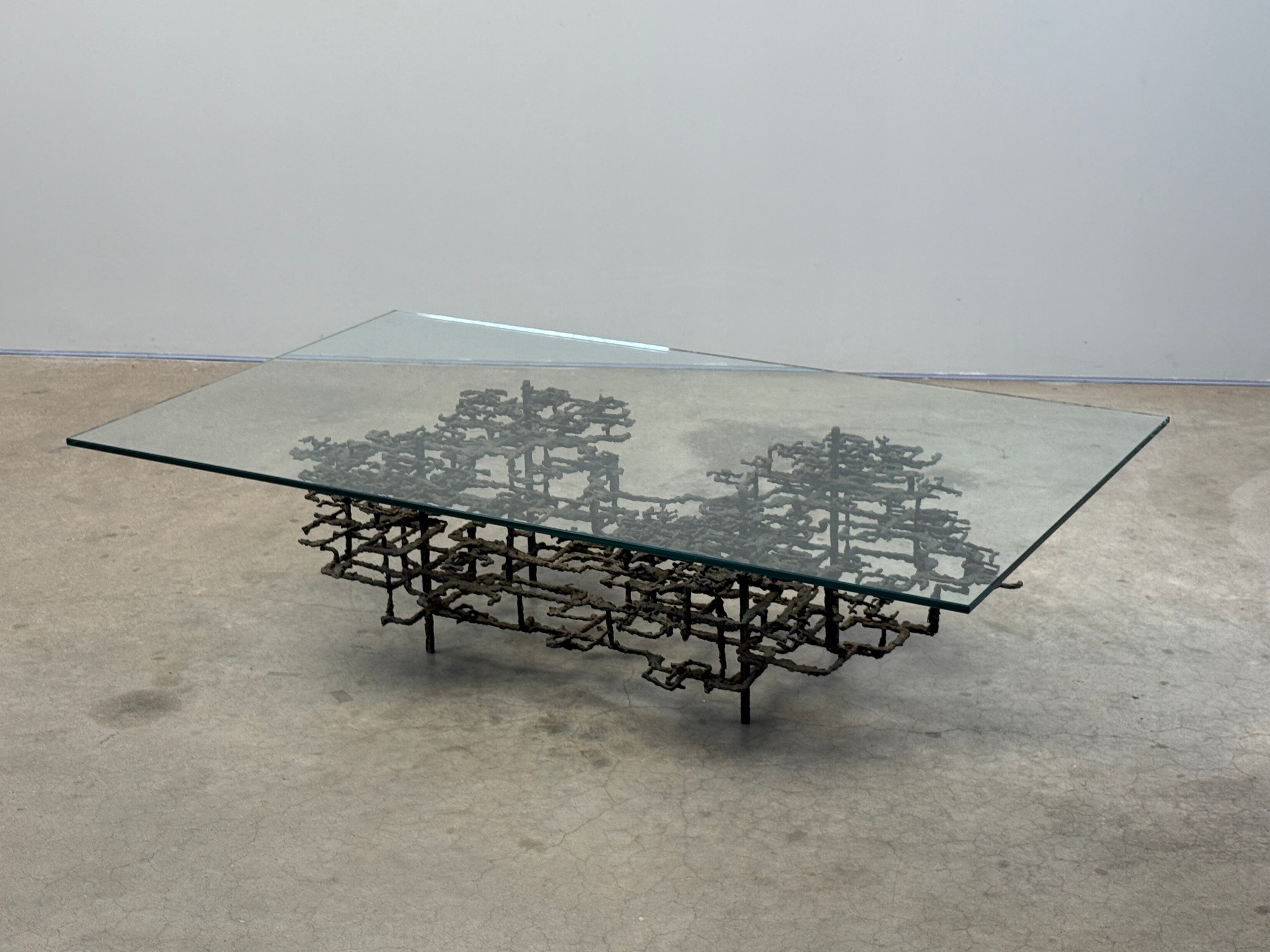 Table basse brutaliste en bronze sculpté de Daniel Gluck.