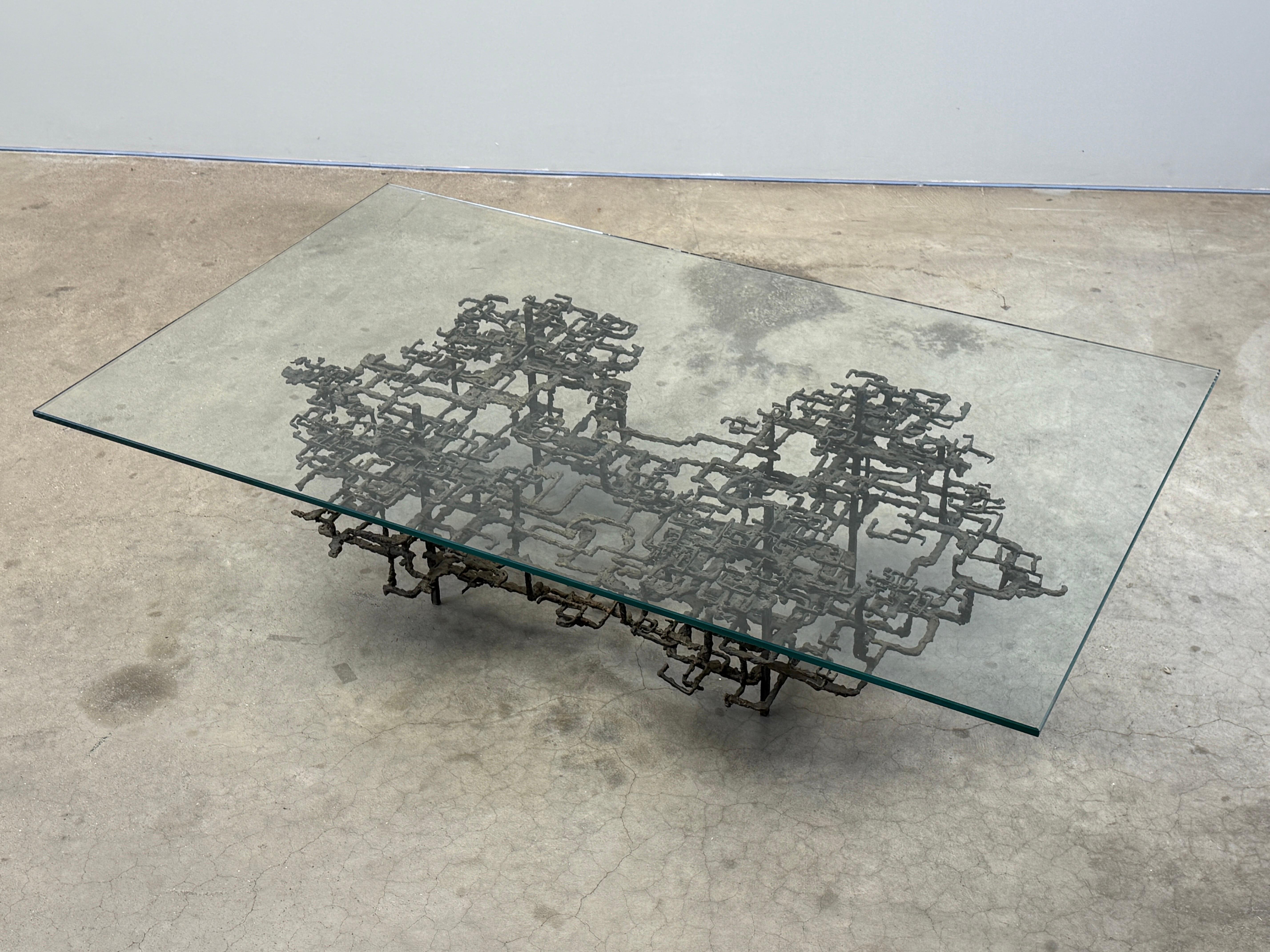 Table basse en bronze sculpté par Daniel Gluck Bon état - En vente à Dallas, TX