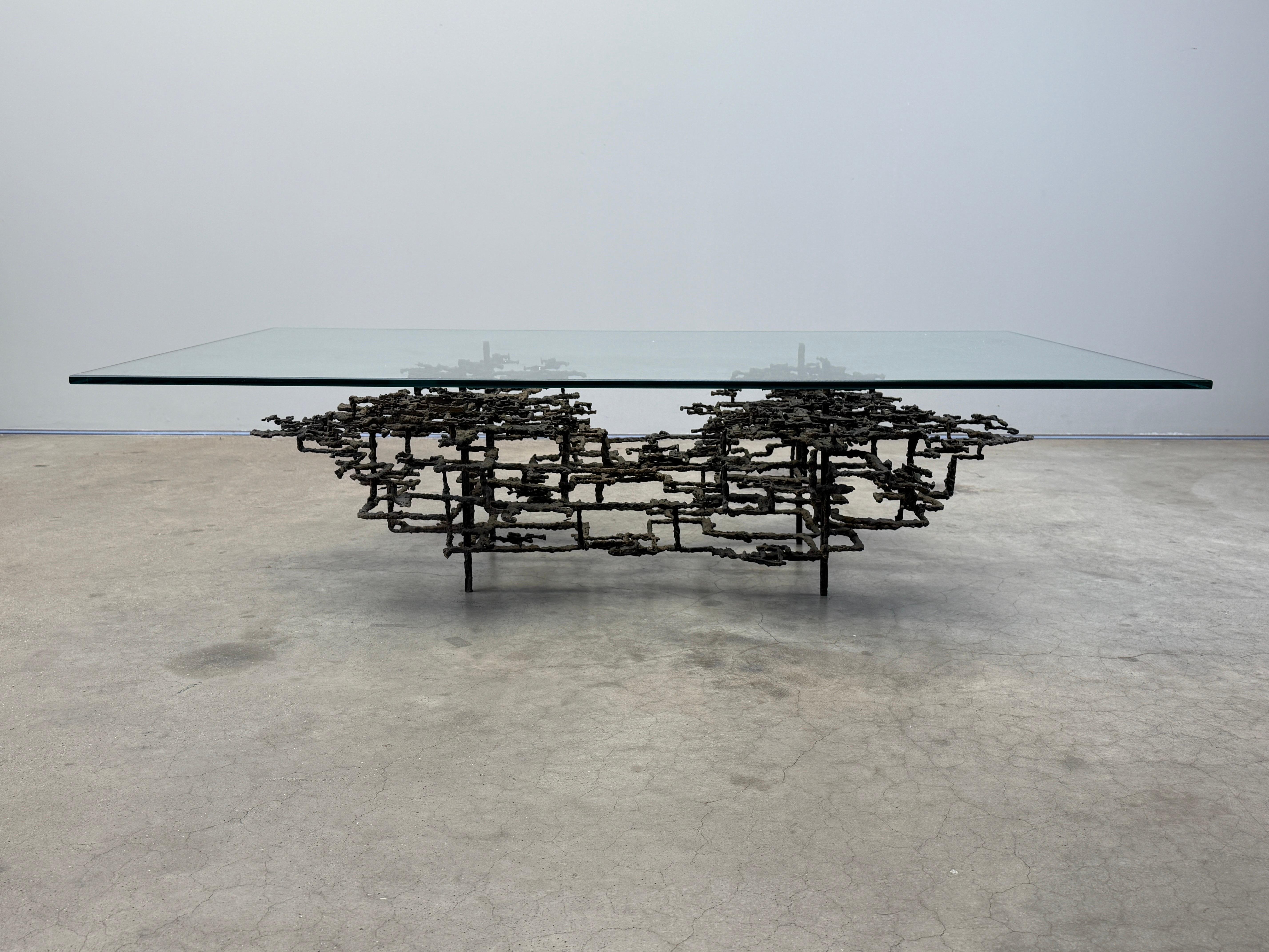 Milieu du XXe siècle Table basse en bronze sculpté par Daniel Gluck en vente