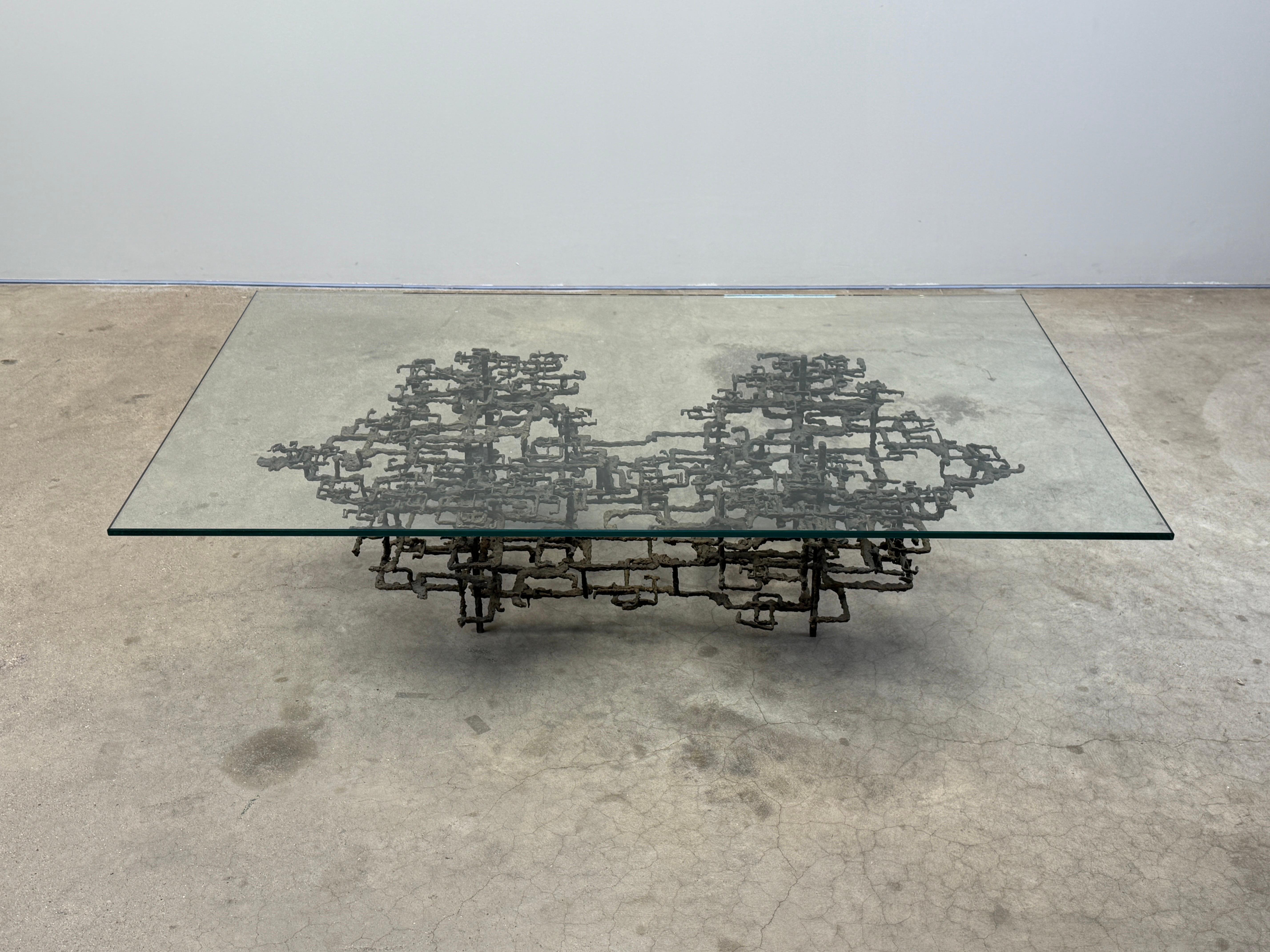 Bronze Table basse en bronze sculpté par Daniel Gluck en vente