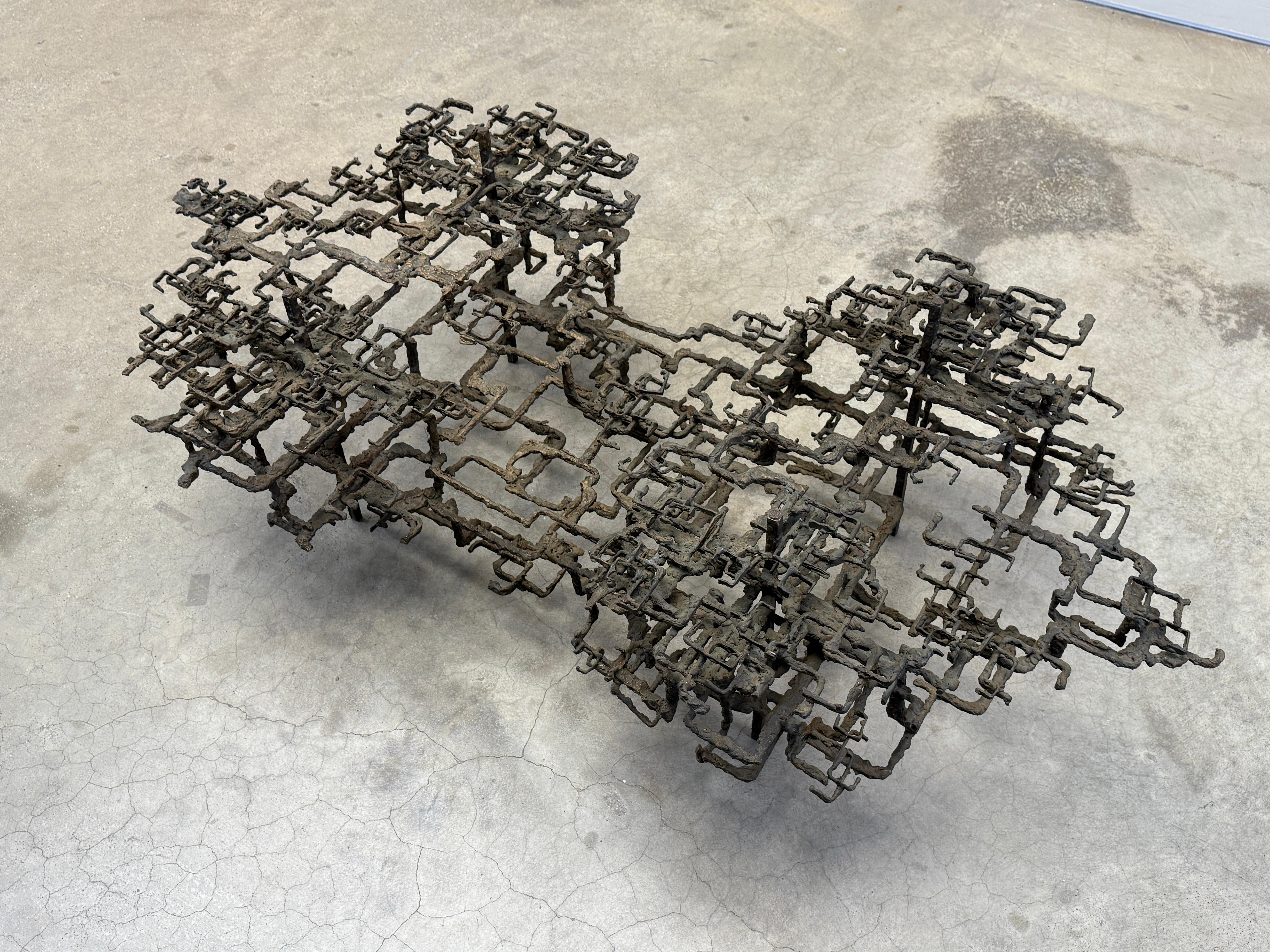 Table basse en bronze sculpté par Daniel Gluck en vente 1