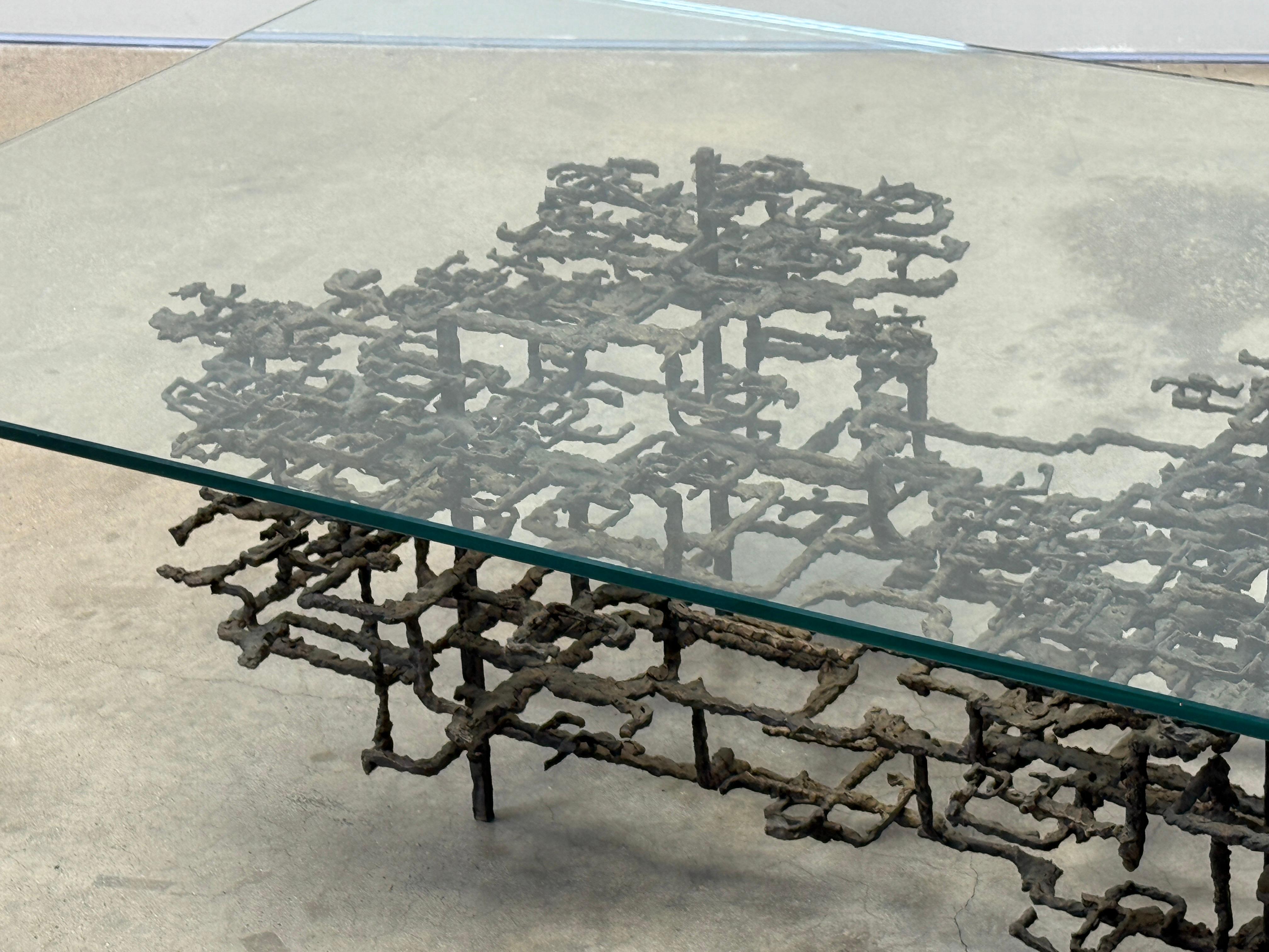 Table basse en bronze sculpté par Daniel Gluck en vente 2