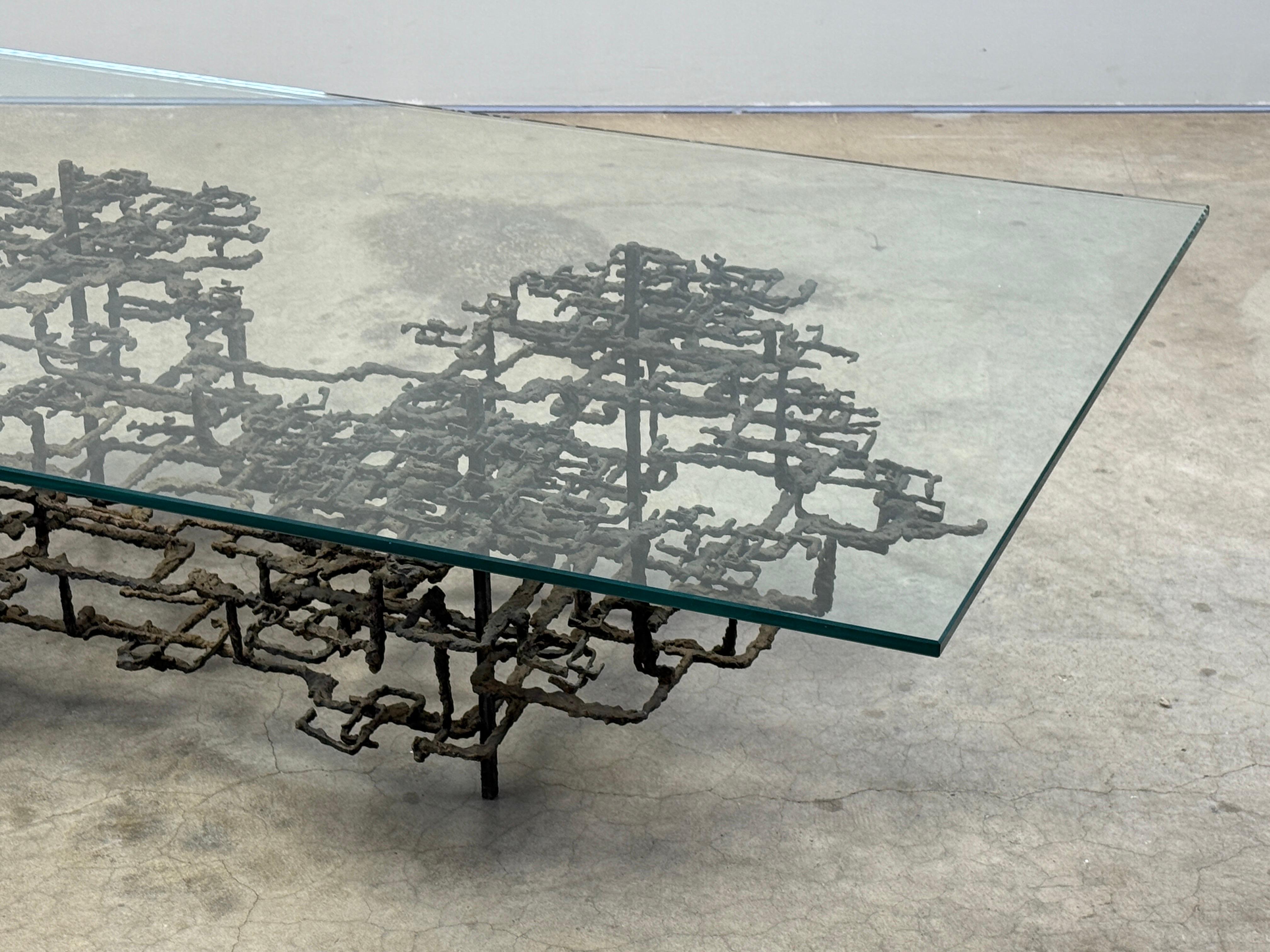 Table basse en bronze sculpté par Daniel Gluck en vente 3