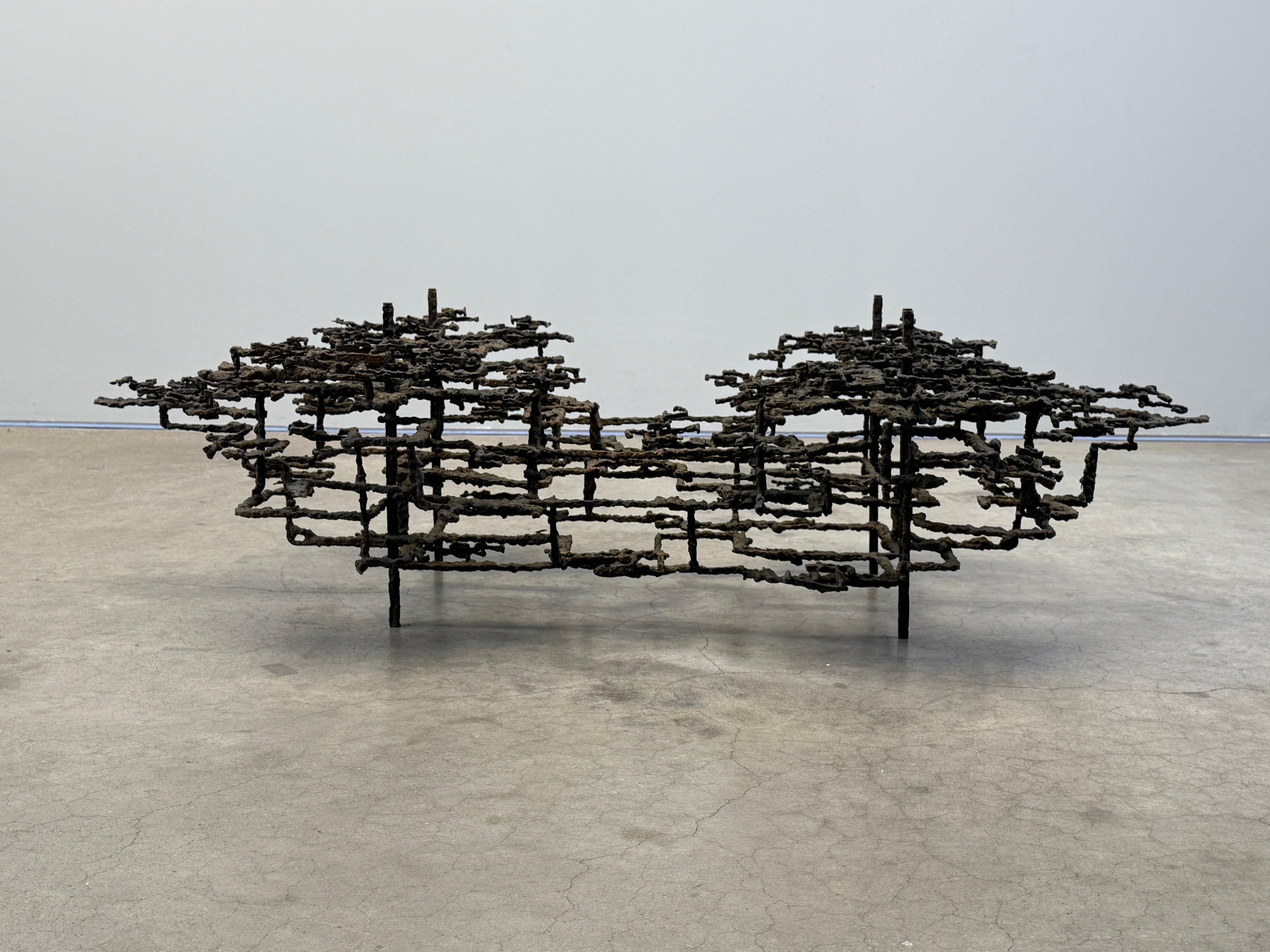 Table basse en bronze sculpté par Daniel Gluck en vente 4