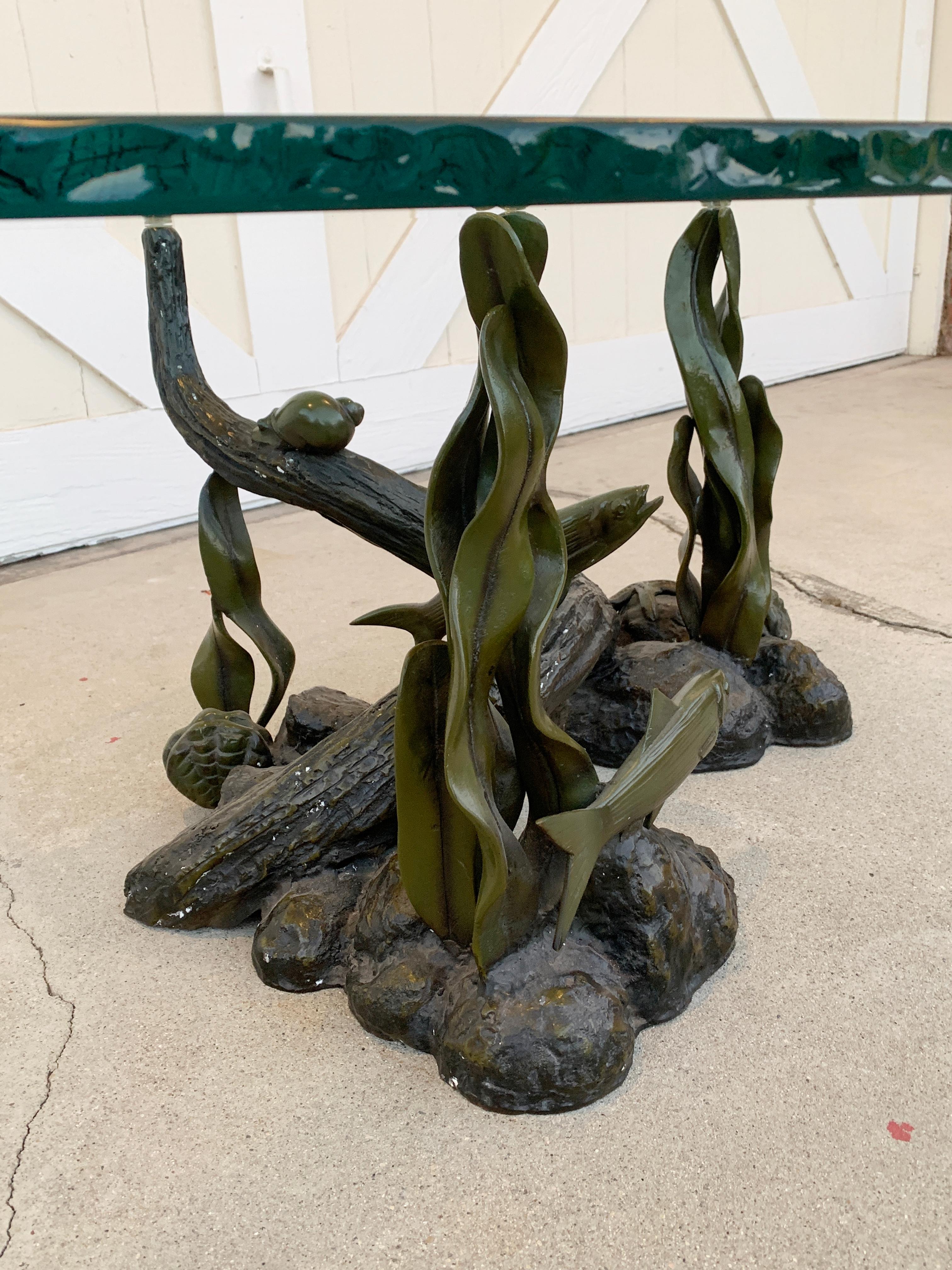 Mouvement esthétique Table basse en bronze sculpté créatures de la mer avec un plateau en verre ciselé en vente