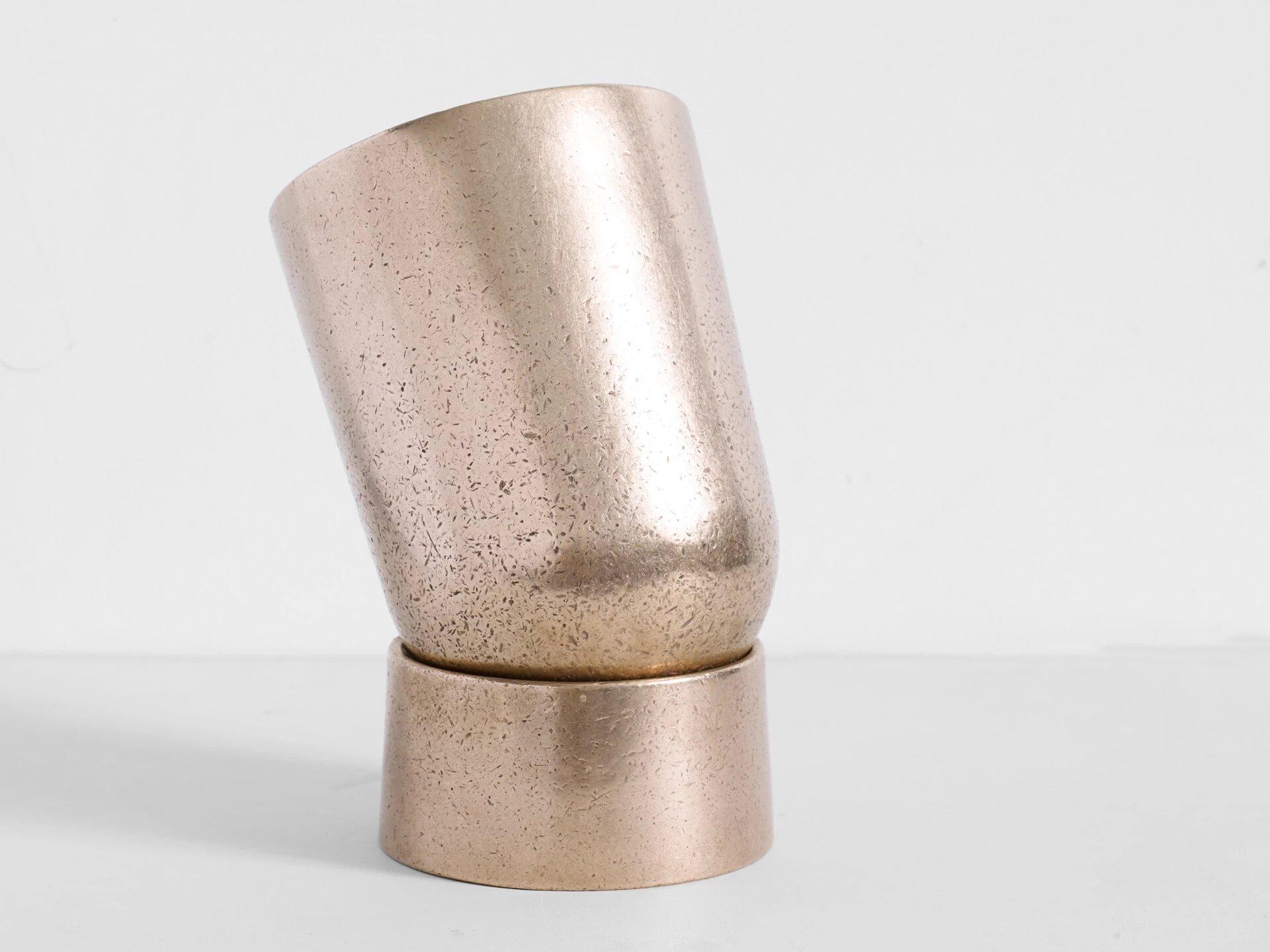 Bronze-Tischlampe von Henry Wilson
Abmessungen: D 13 x H 21 cm
MATERIALIEN: Bronze

Spotlight ist eine direkte, skulpturale Leuchte, die in zwei Teilen aus massiver Rotgussbronze gegossen ist.  

Jeder Guss wird in kleinen Chargen hergestellt, was