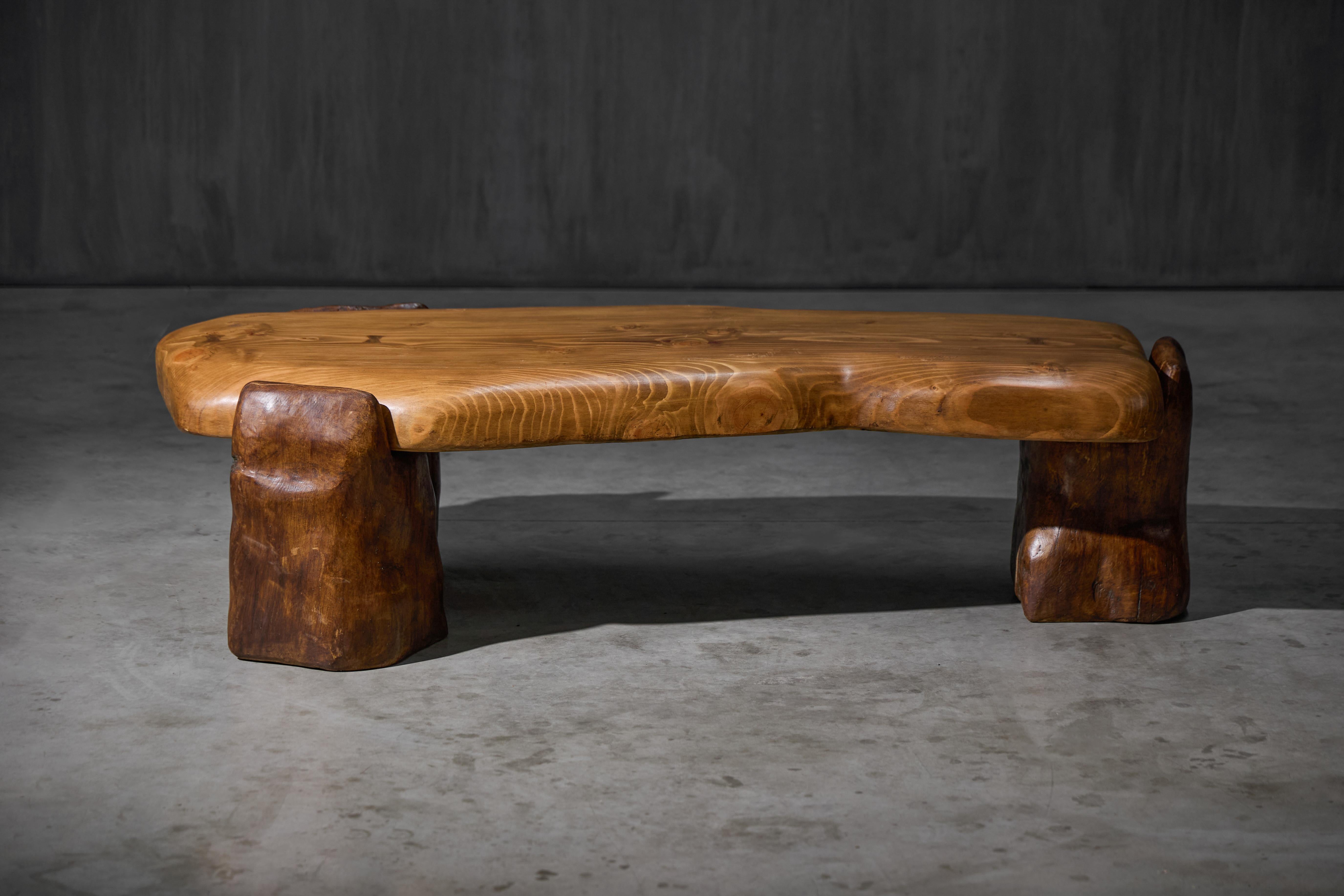 Mesa de centro Brutalista Esculpida, Francia, 2025 en Excelente estado para la venta en Antwerp, BE
