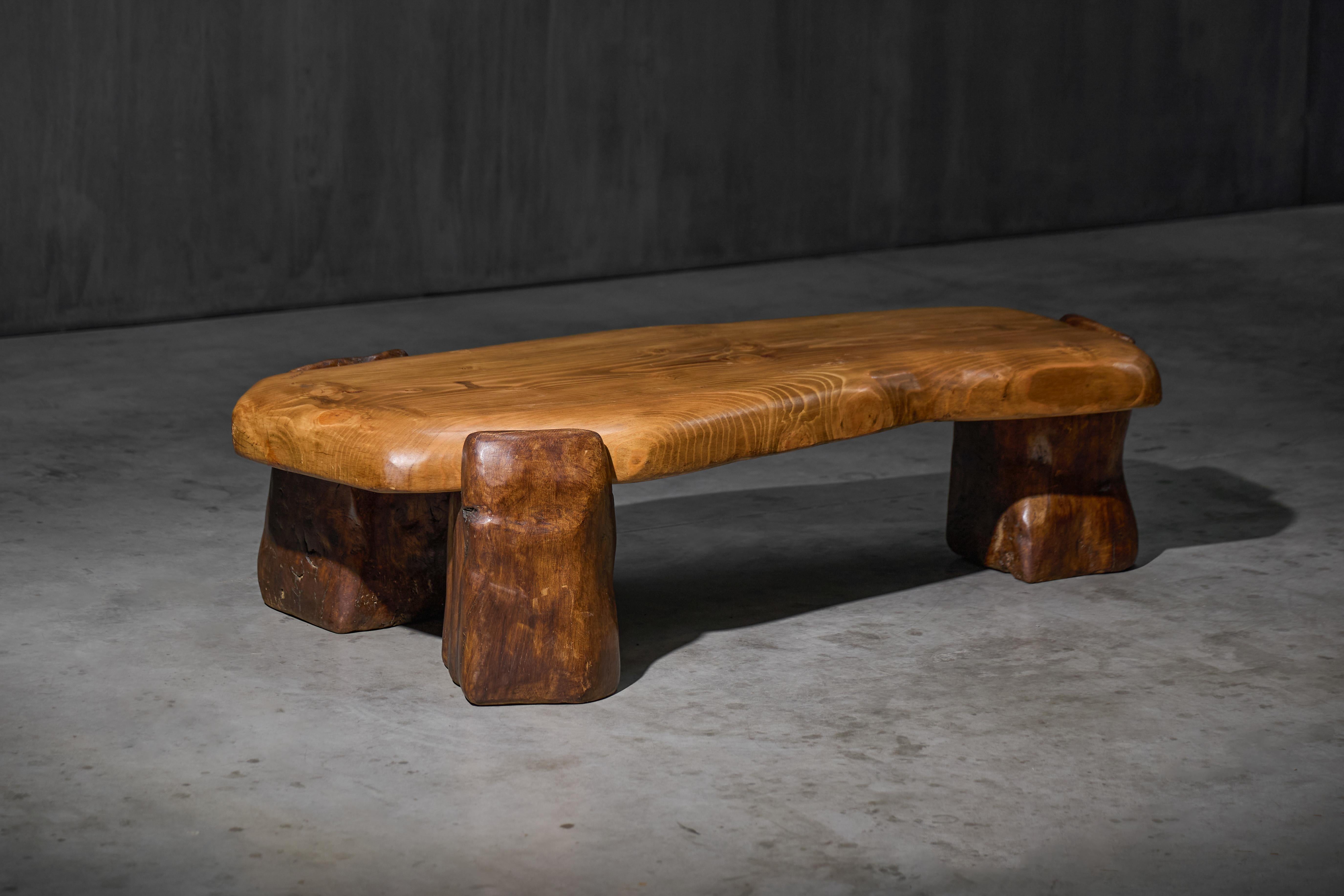 Mesa de centro Brutalista Esculpida, Francia, 2025 en venta 1