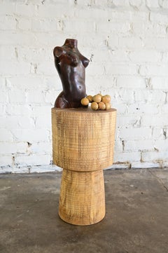 Table d'appoint en bois brutaliste sculptée