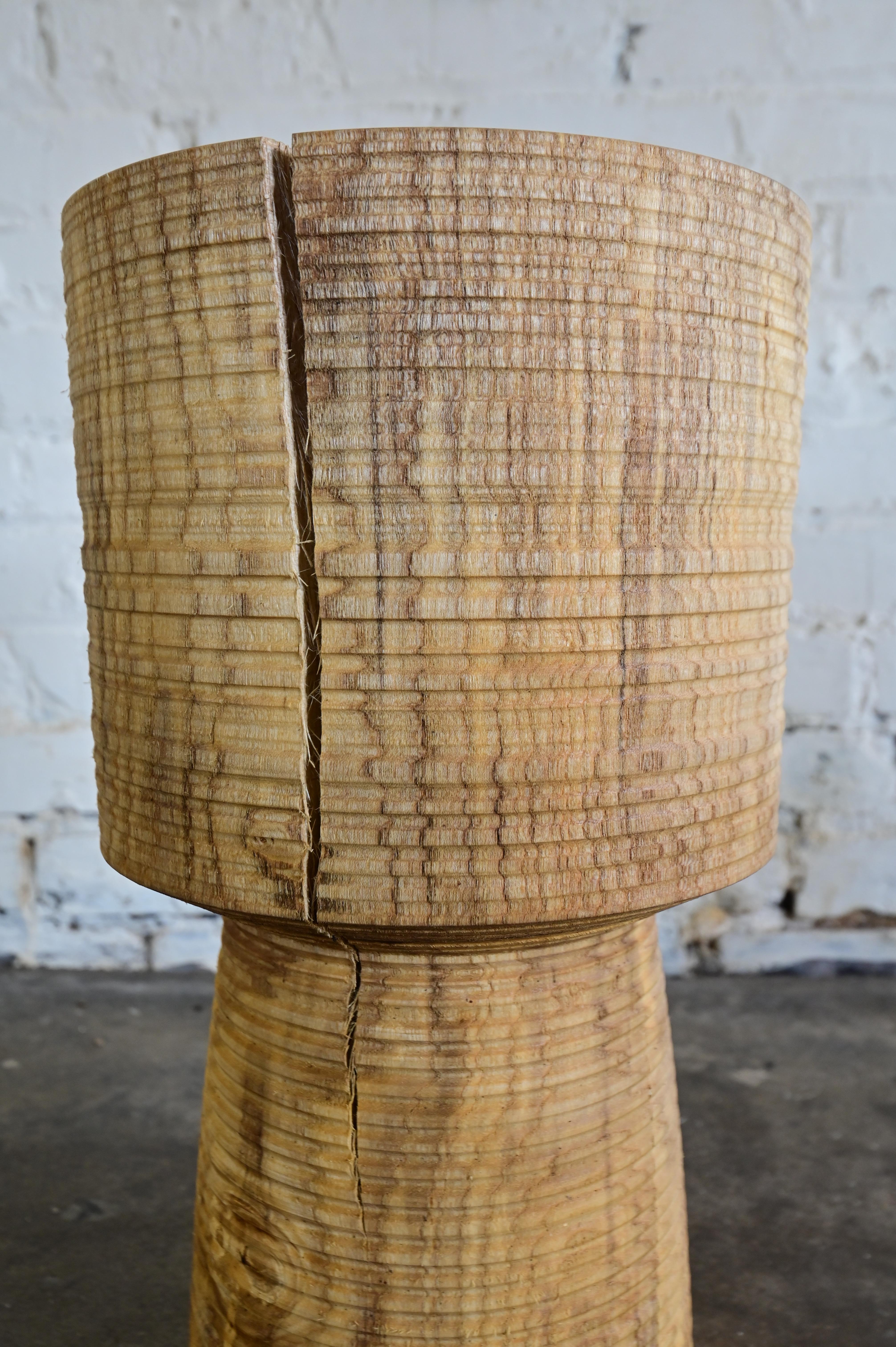 XXIe siècle et contemporain Table d'appoint en bois brutaliste sculptée en vente