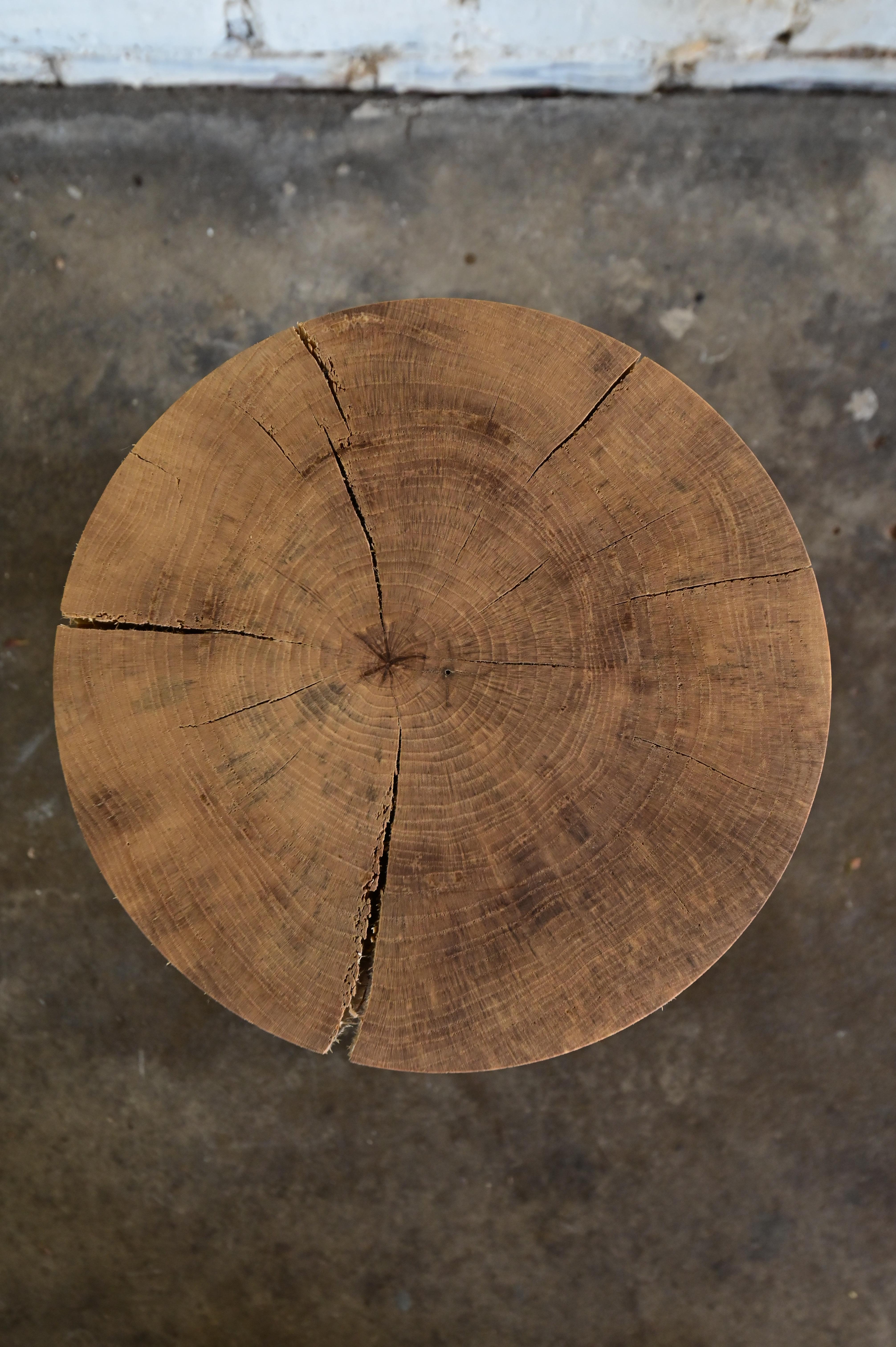Bois Table d'appoint en bois brutaliste sculptée en vente