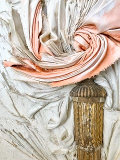 Tela scolpita con un frammento dorato toscano del XVIII secolo e un'opale etiope