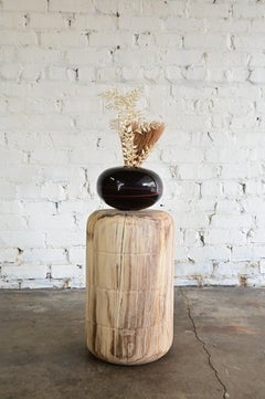 Table d'appoint en bois Capsule sculptée