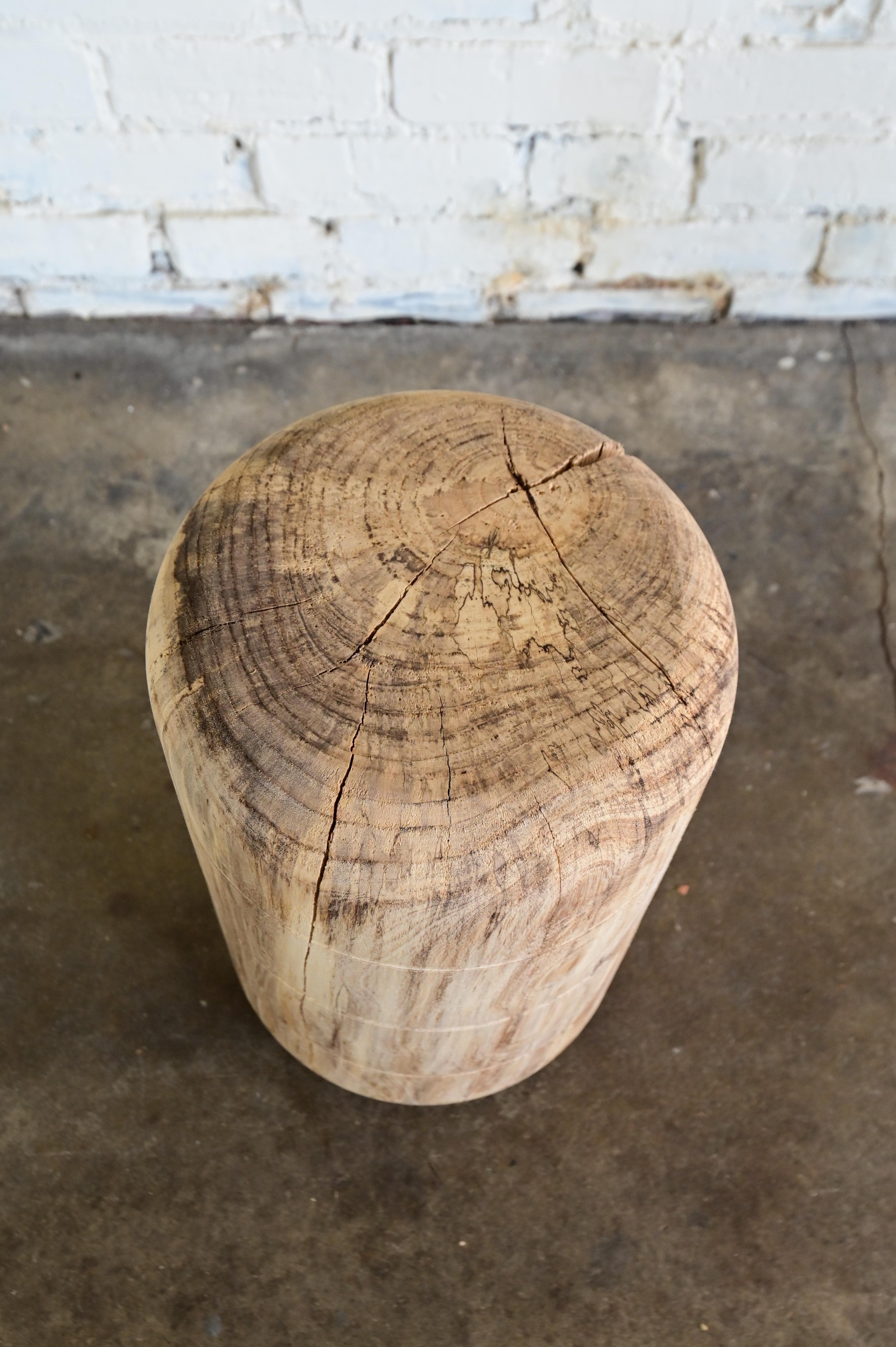 Geformter Kapsel-Holz-Endtisch im Zustand „Neu“ im Angebot in Richmond, VA