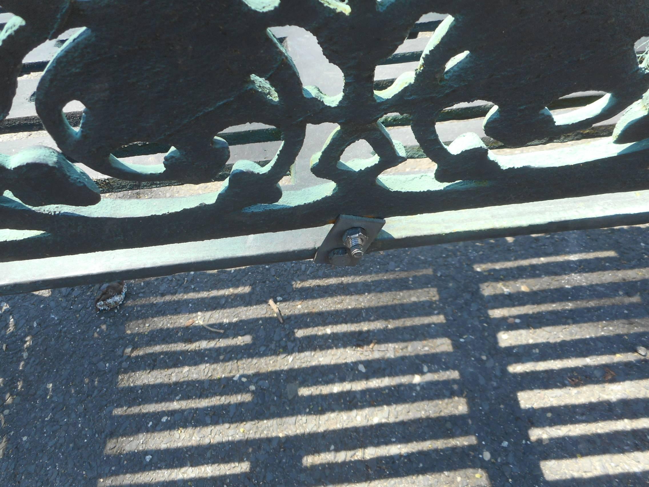 Banc en fonte sculptée 3