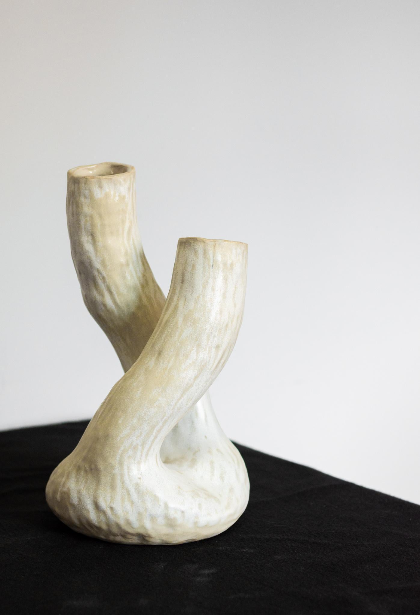 Le vase de la série Alba, en particulier le vase N.4, est une pièce unique qui respecte le processus artisanal. Fabriqué sans moule, chaque vase absorbe les contours et les textures distincts de la main de l'artiste, ce qui donne une forme nette et
