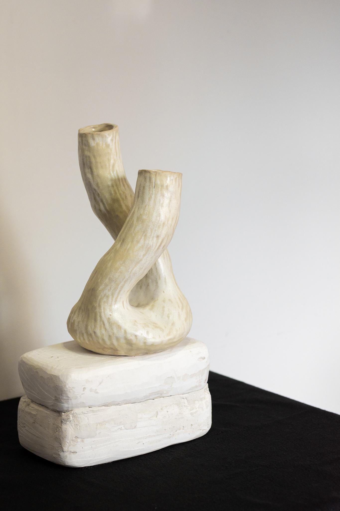  sculpted ceramic vase ALBA N.4 - pearl version  In New Condition For Sale In Florianópolis, BR