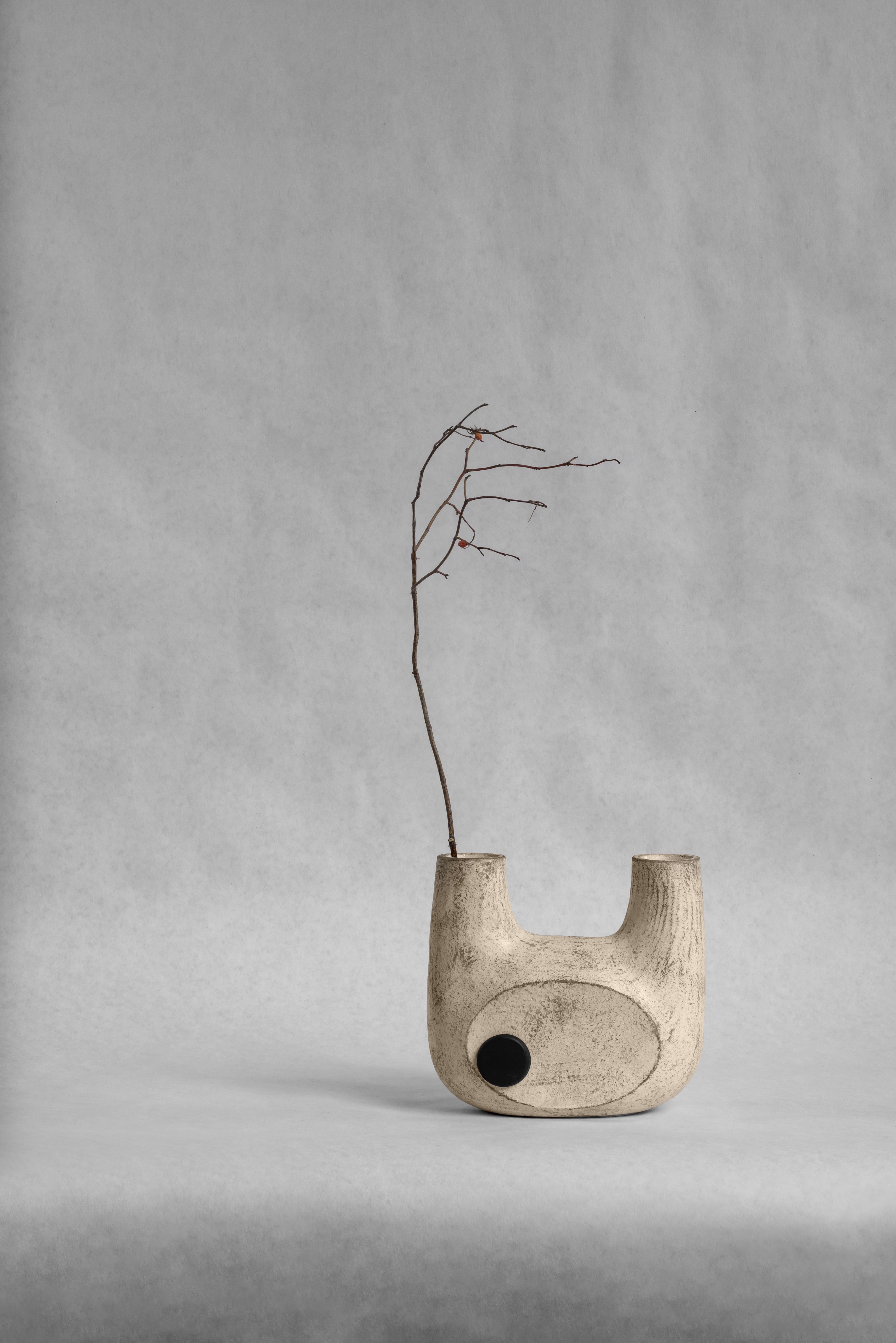 Vase en céramique sculptée de Faina en vente 9